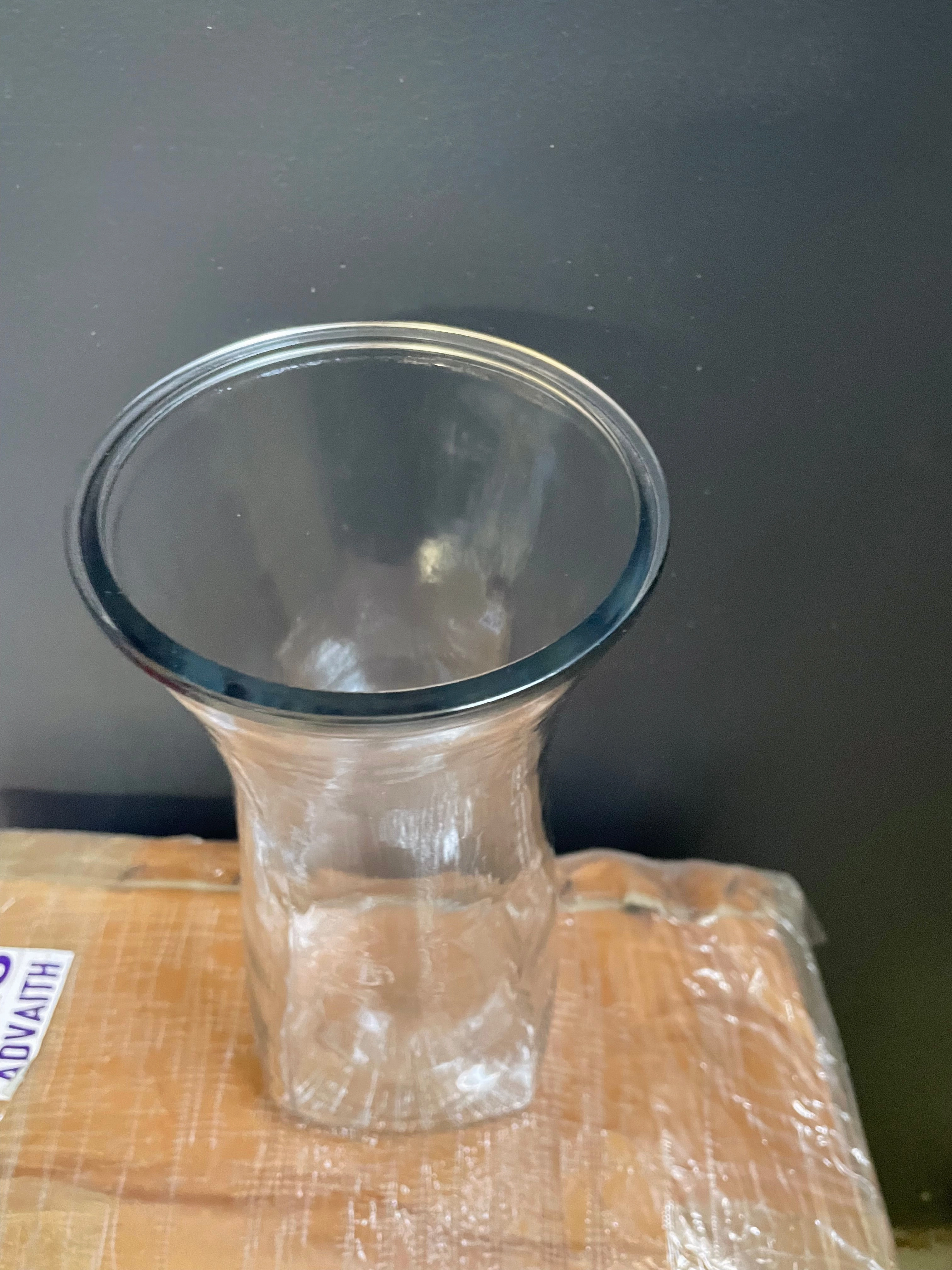 4.5x9.5H Round Vase