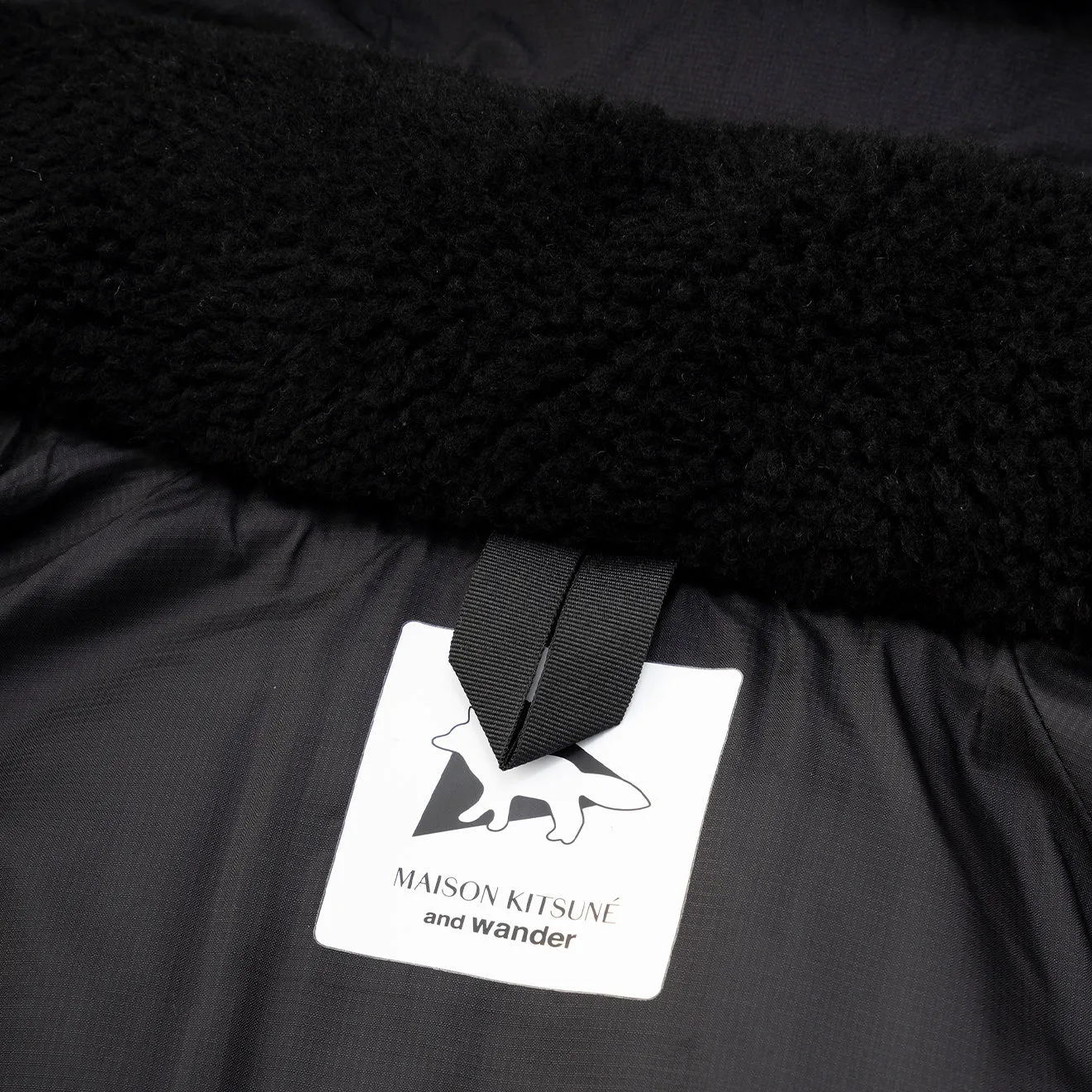 And Wander x Maison Kitsune Isolierjacke Schwarz