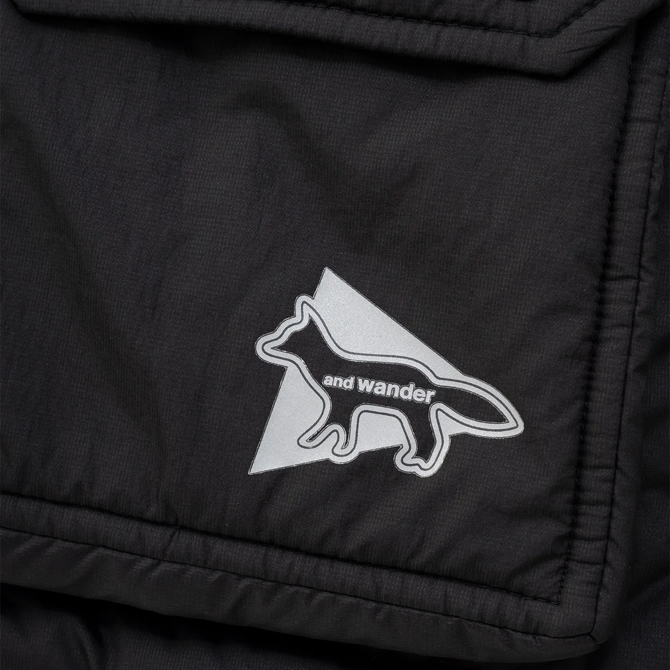 And Wander x Maison Kitsune Isolierjacke Schwarz