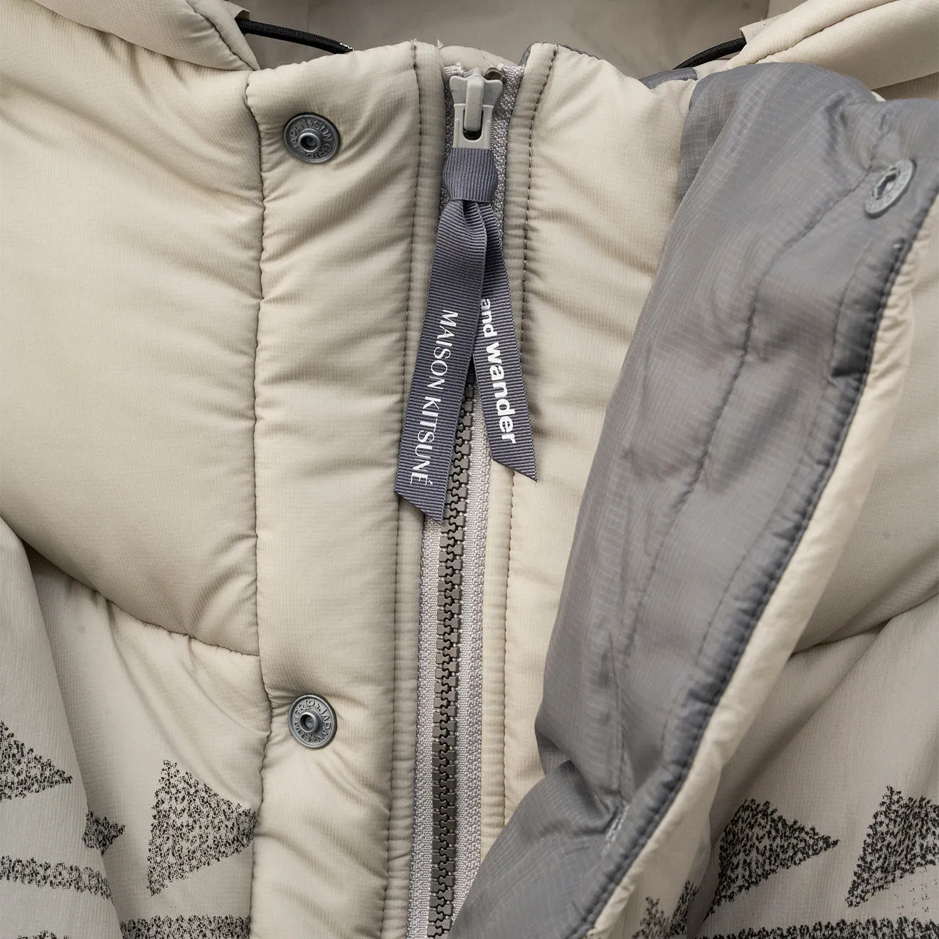 And Wander x Maison Kitsune Nordic Grenz-Isolationsjacke Beige