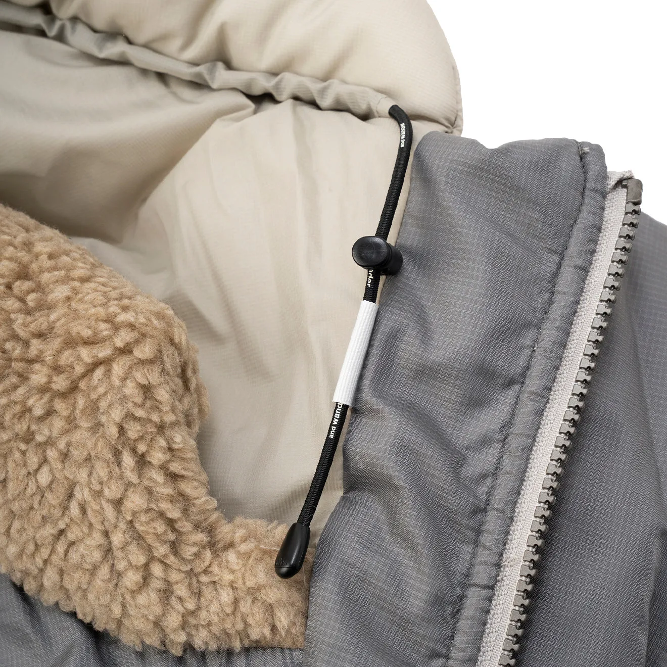 And Wander x Maison Kitsune Nordic Grenz-Isolationsjacke Beige