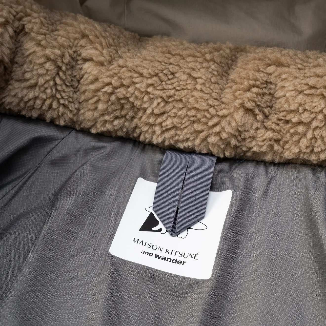 And Wander x Maison Kitsune Nordic Grenz-Isolationsjacke Beige