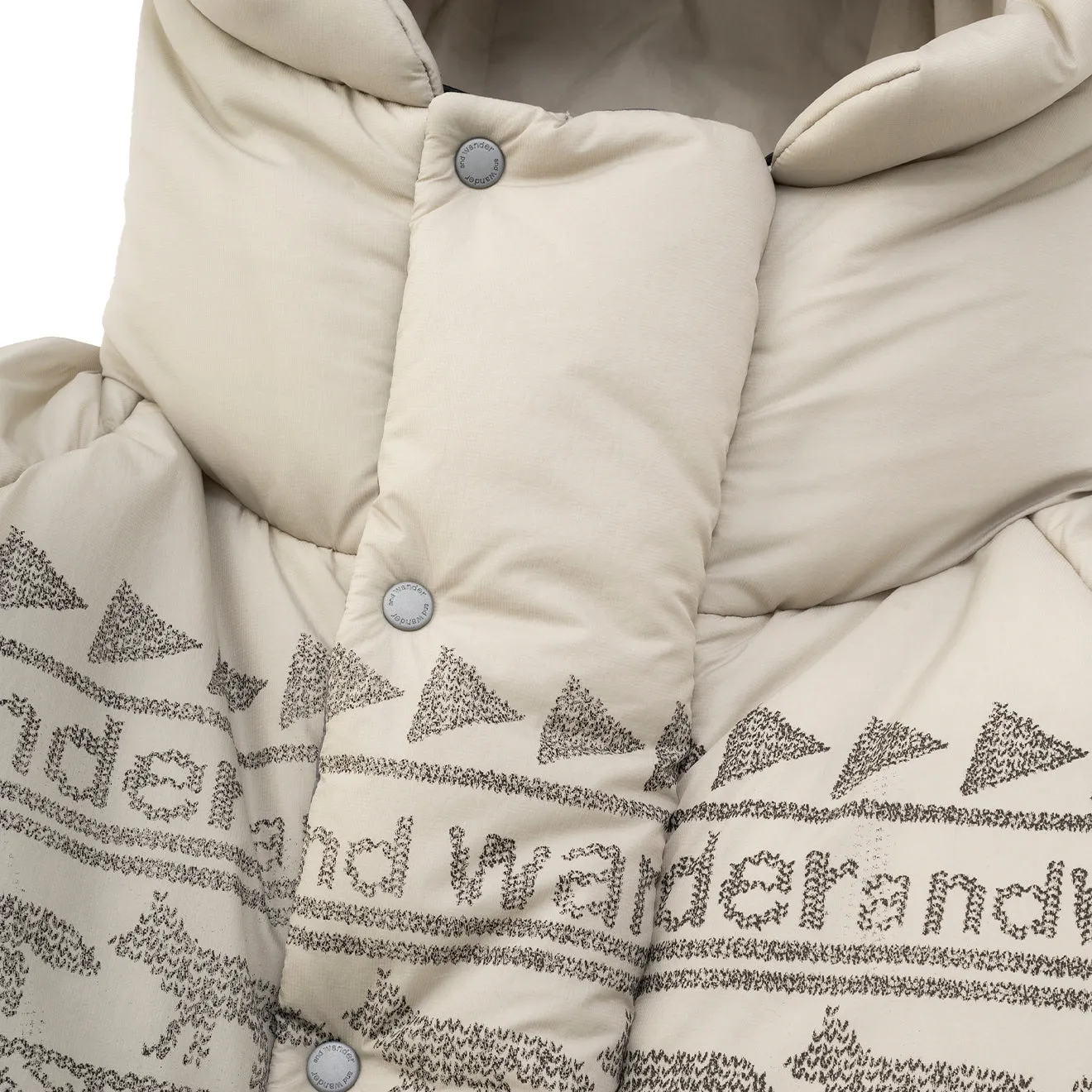And Wander x Maison Kitsune Nordic Grenz-Isolationsjacke Beige