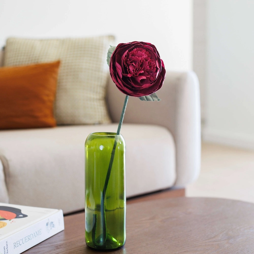 Bouton de pivoine en papier bordeaux