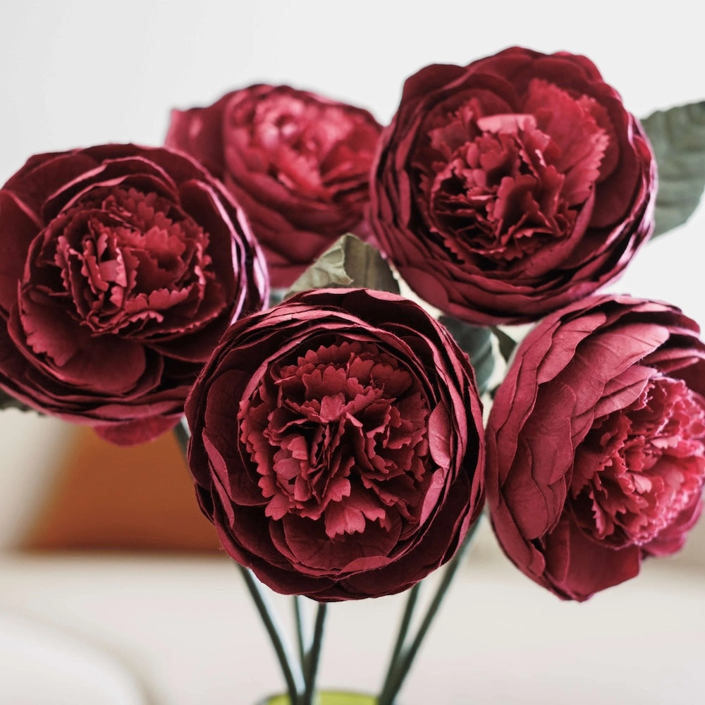 Bouton de pivoine en papier bordeaux