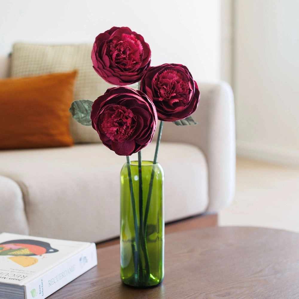 Bouton de pivoine en papier bordeaux