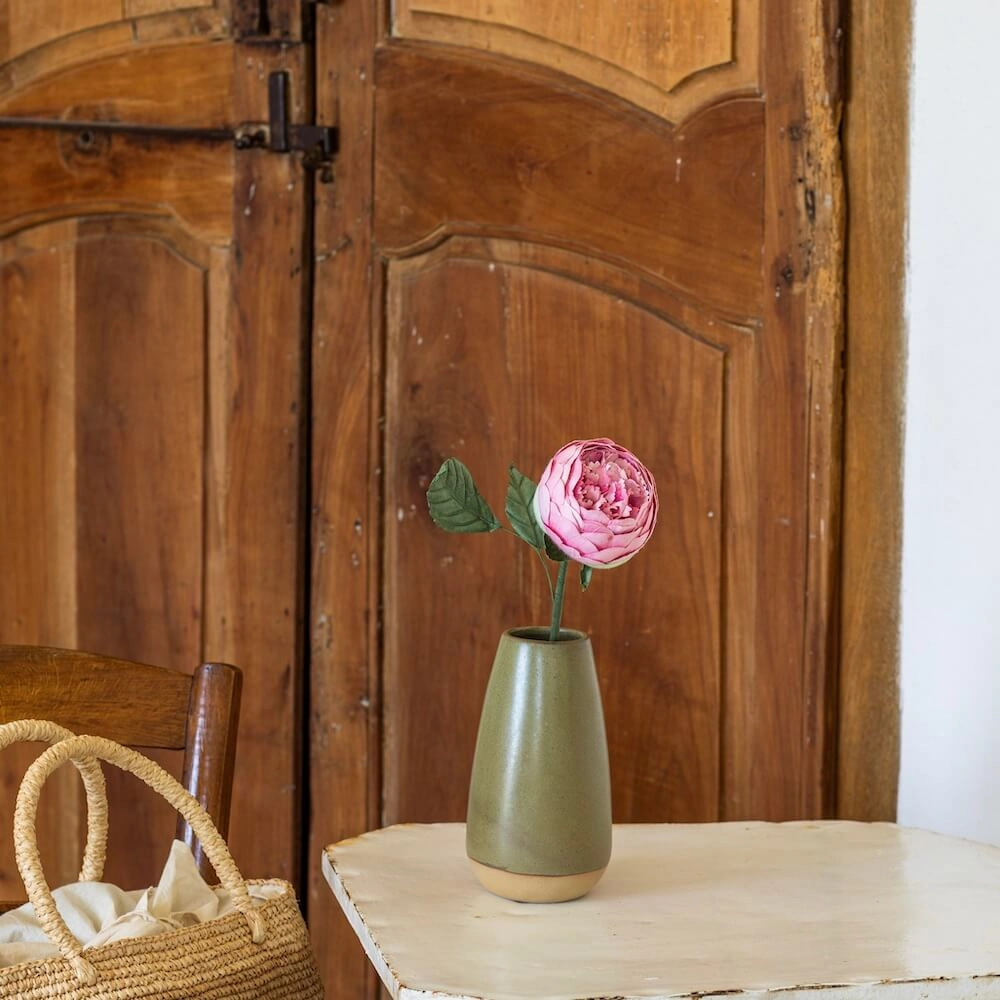 Bouton de pivoine en papier rose fonc