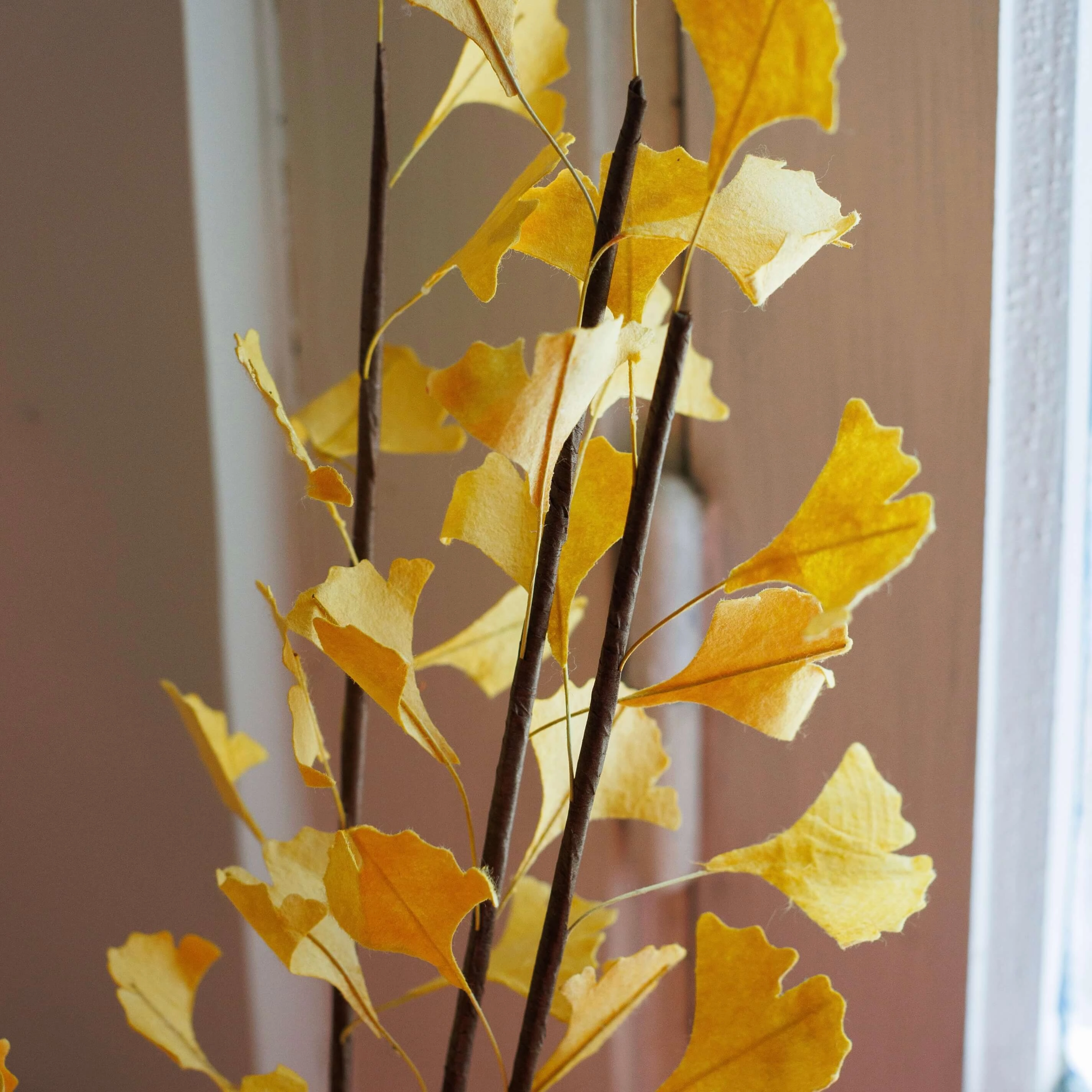 Branche de gingko en papier jaune