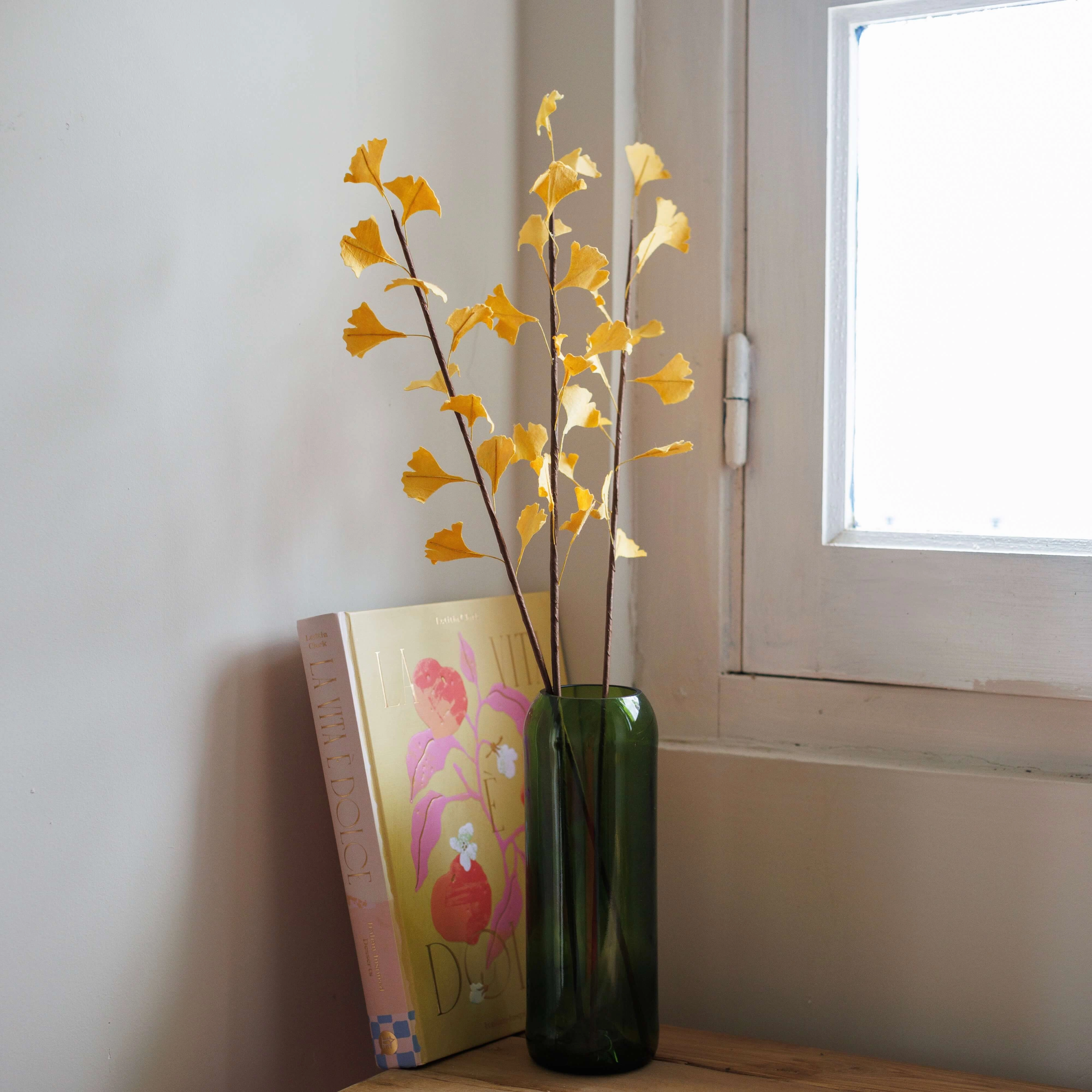 Branche de gingko en papier jaune