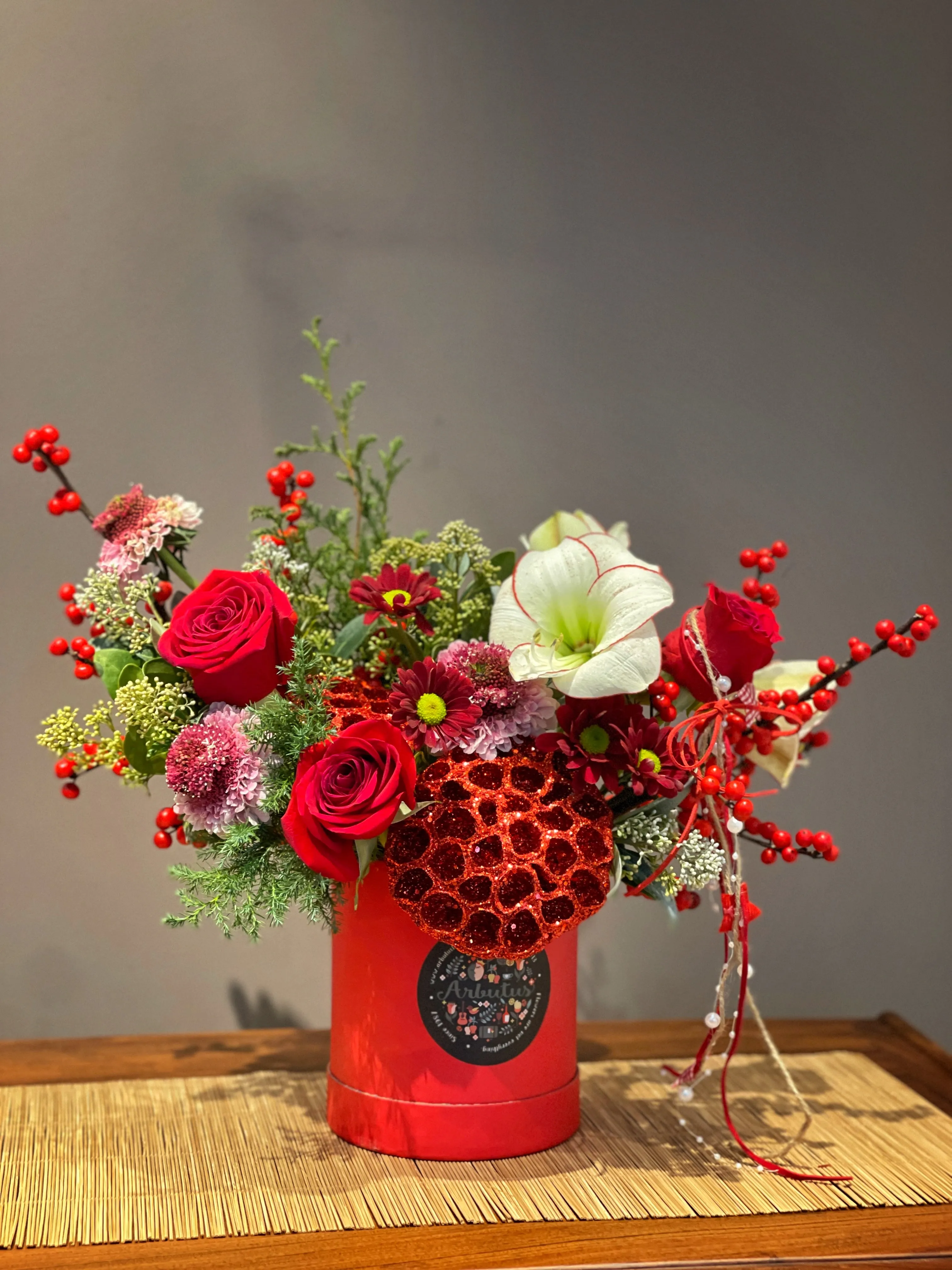 Christmas Hatbox,realistic flower bouquet 