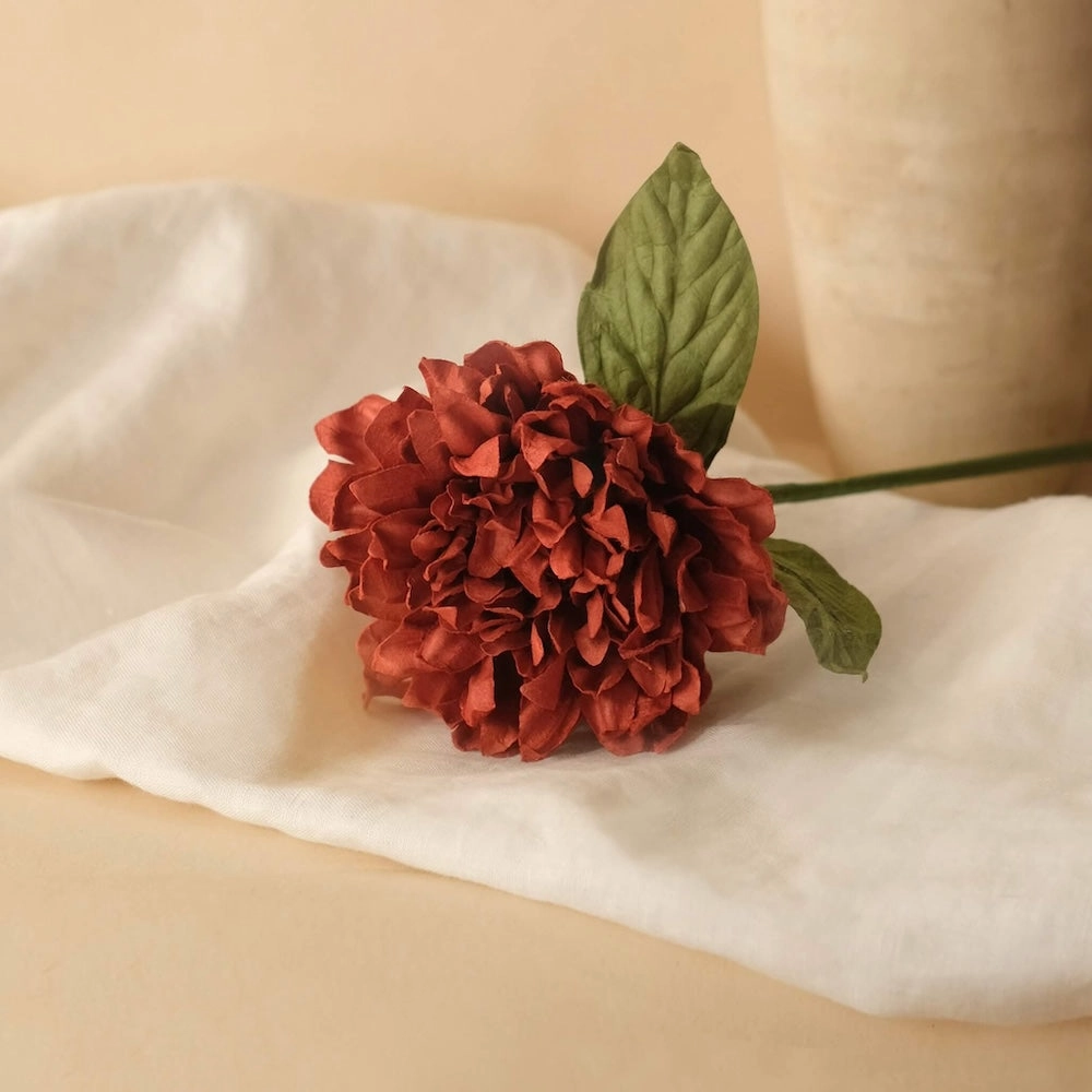 Dahlia en papier rouge fonc