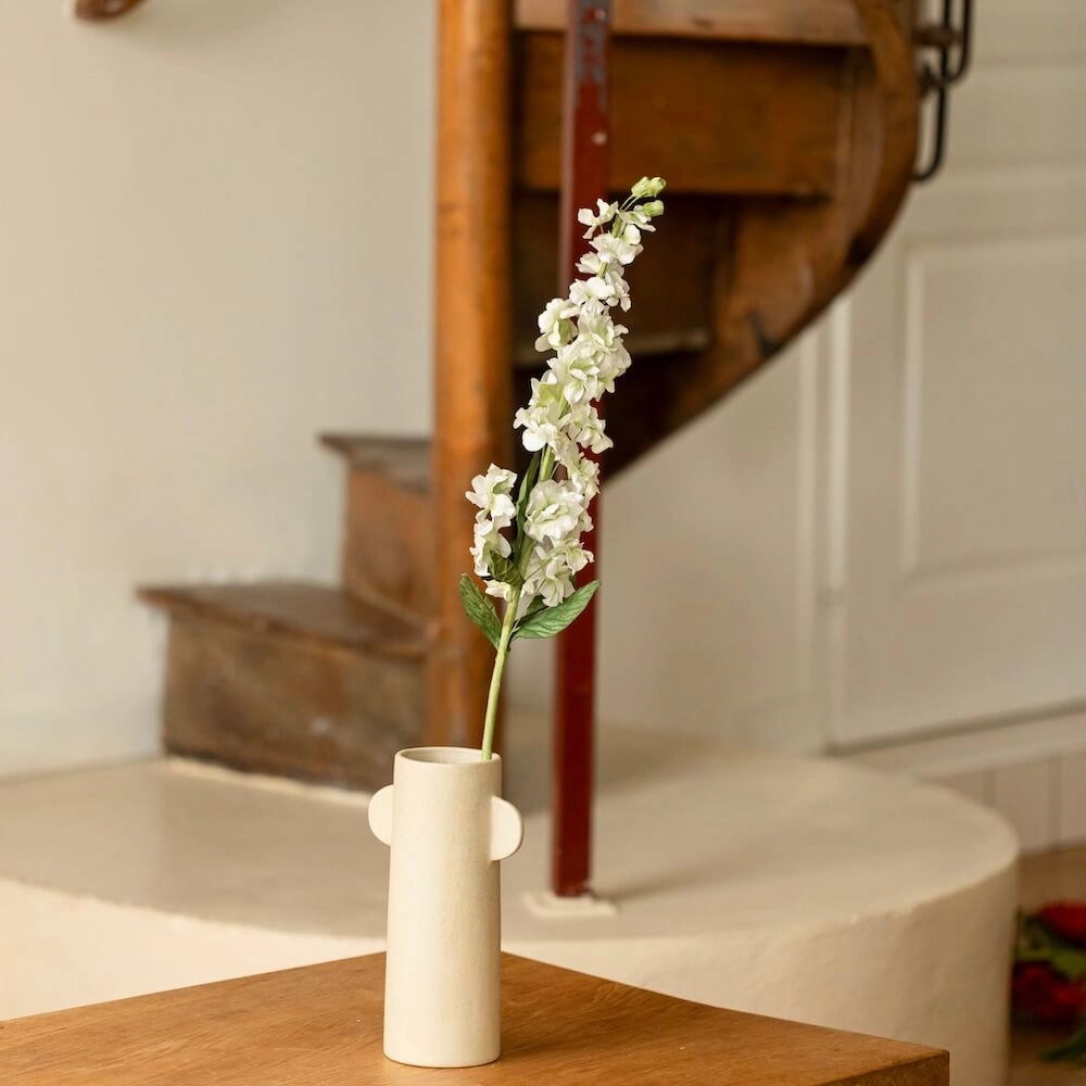 Delphinium en papier blanc