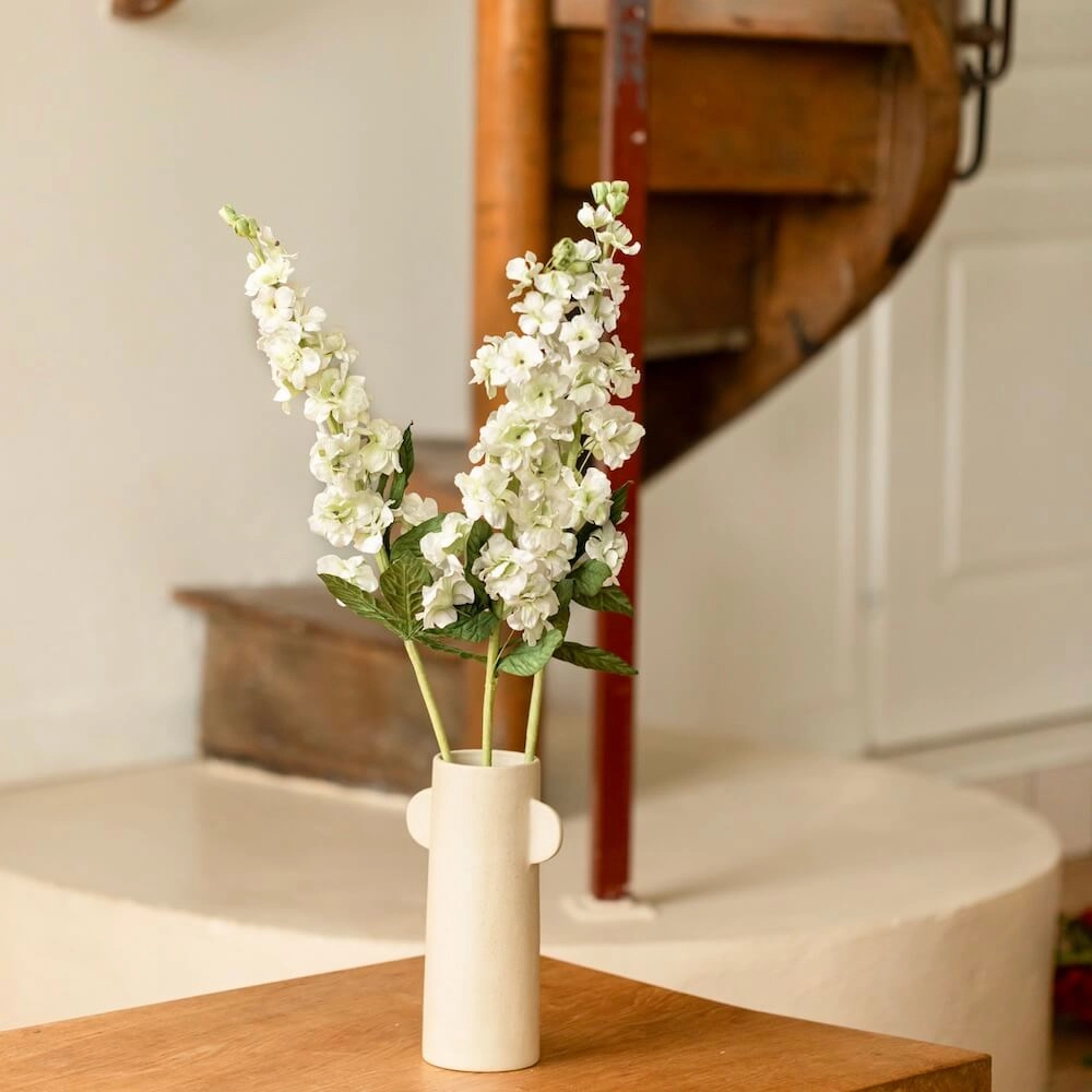 Delphinium en papier blanc