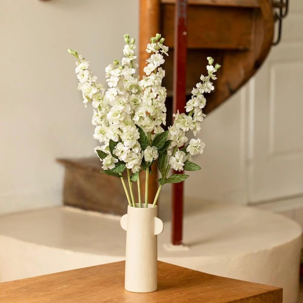 Delphinium en papier blanc