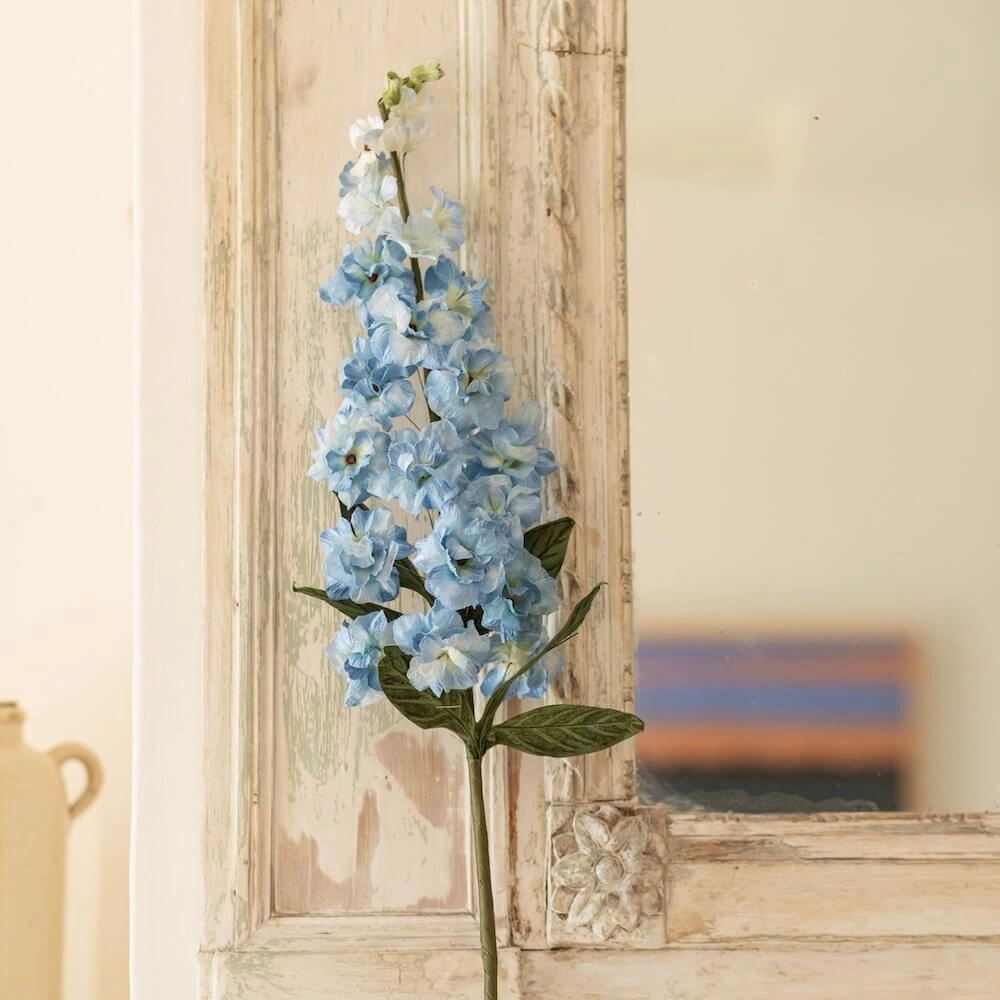 Delphinium en papier bleu