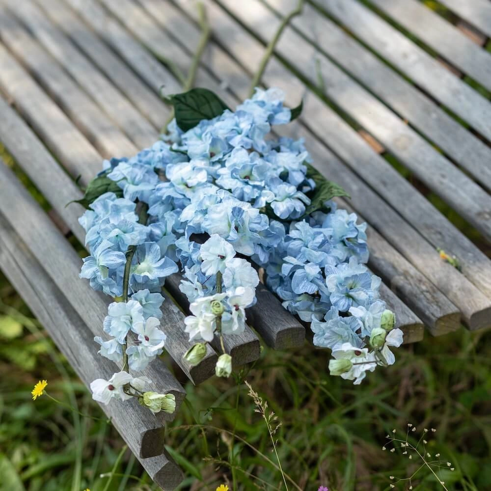 Delphinium en papier bleu