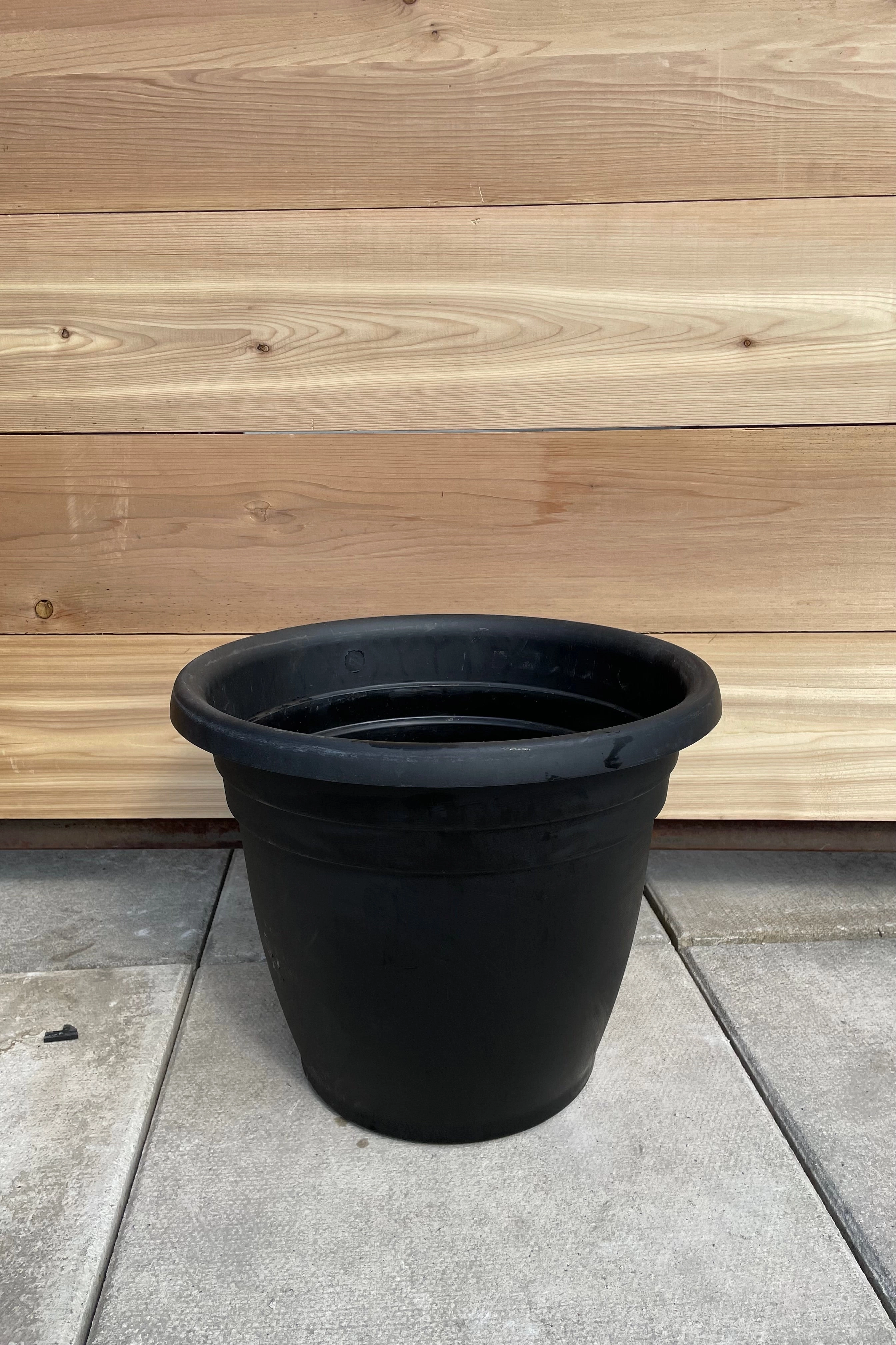 Emma Round Planter Black 16"