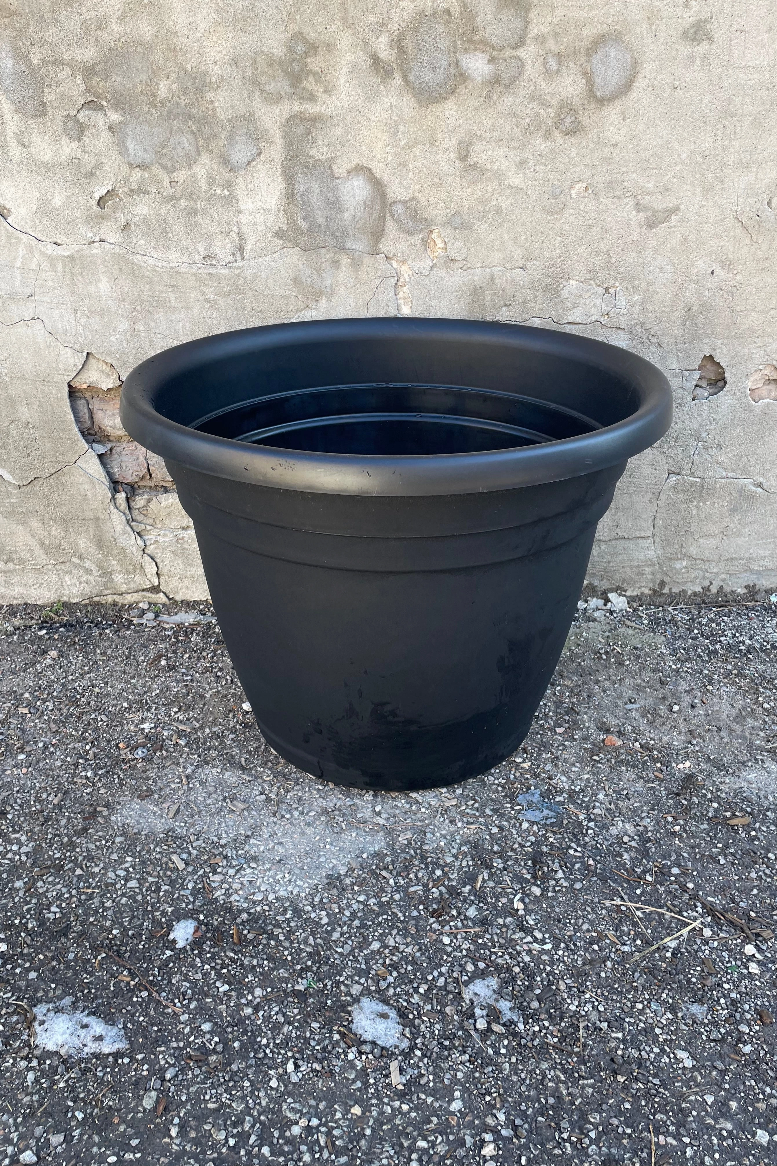 Emma Round Planter Black 25"