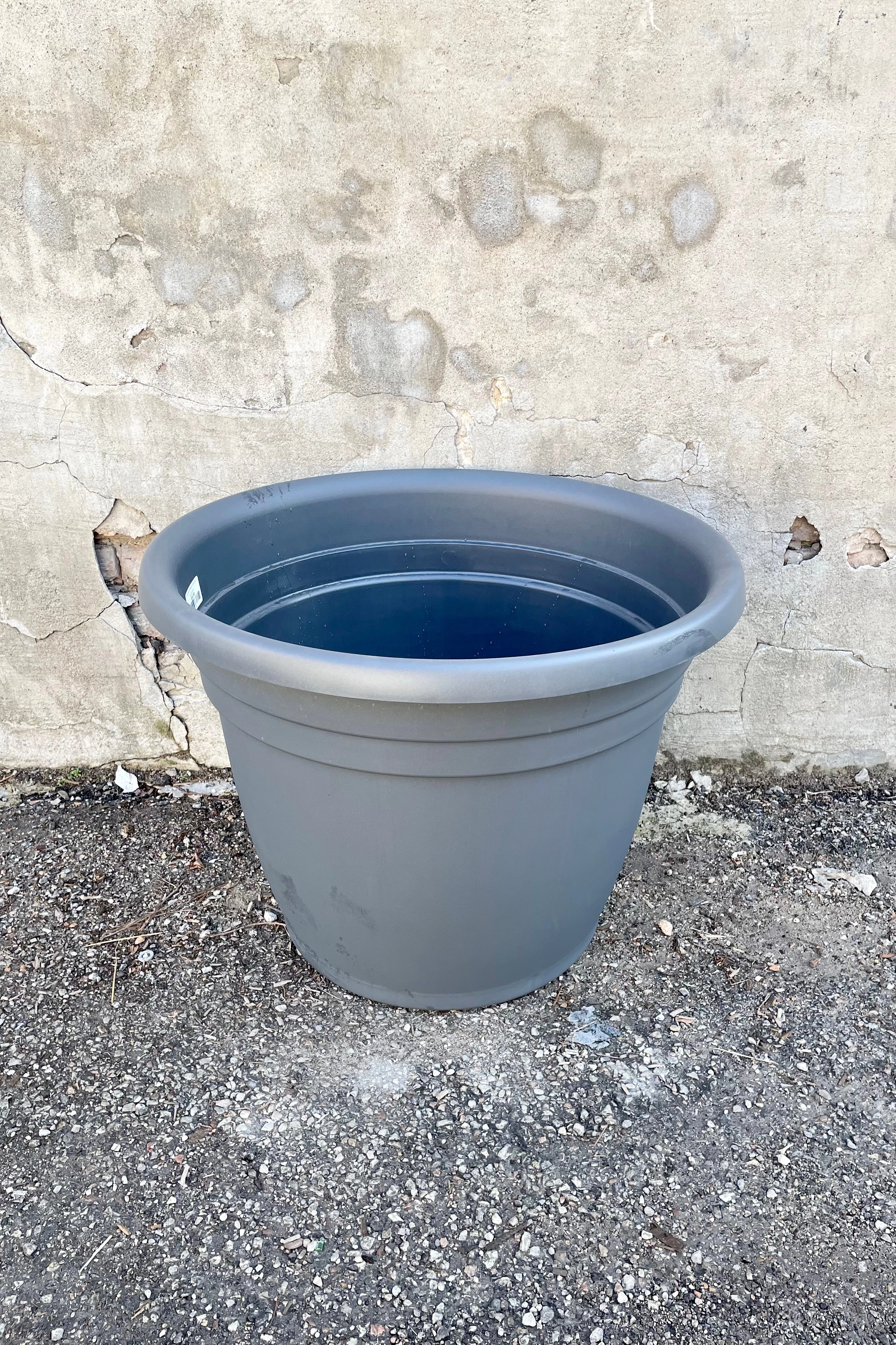 Emma Round Planter Charcoal 25"