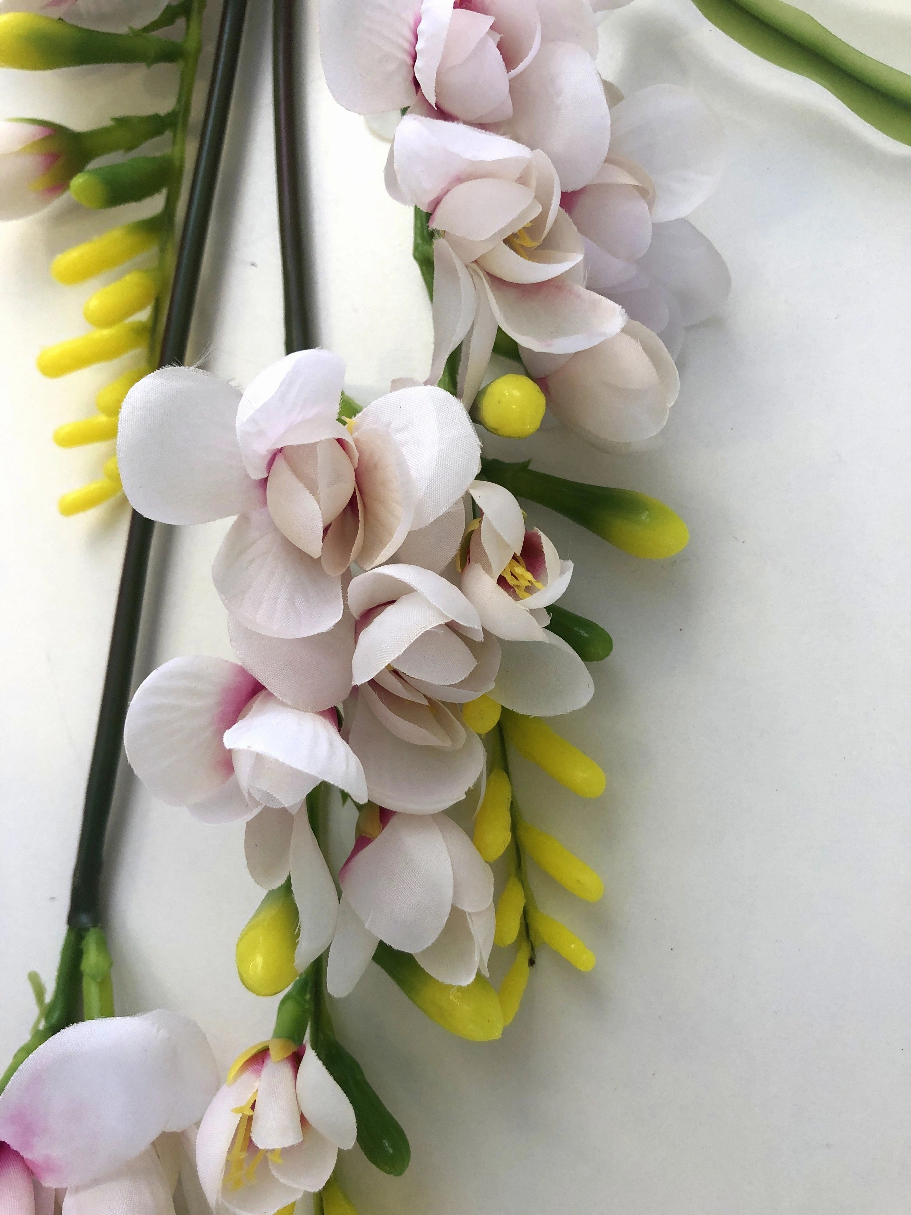 F0267 Freesia / Narcissus / Daffodil Spray 108cm Pink / White