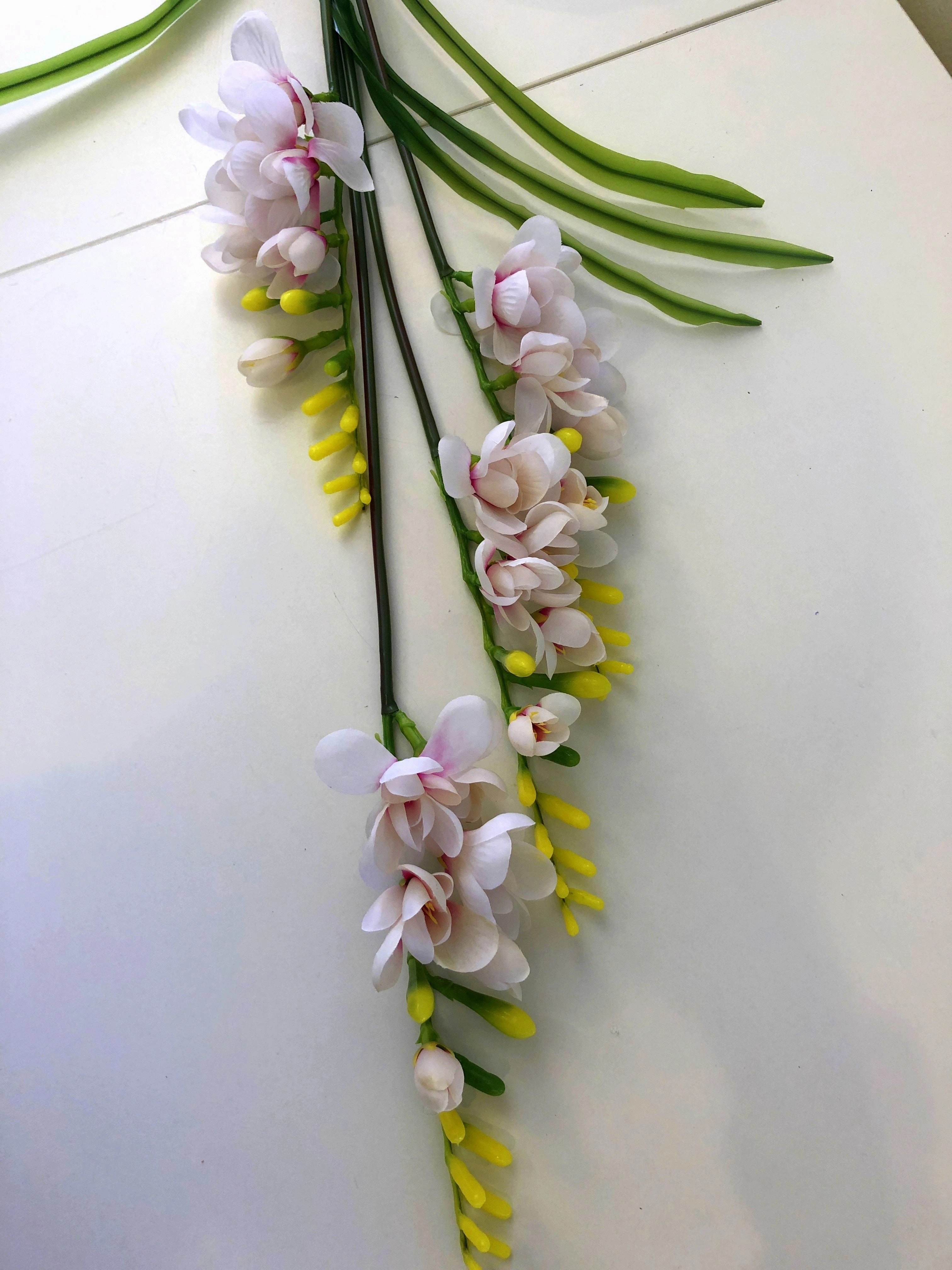 F0267 Freesia / Narcissus / Daffodil Spray 108cm Pink / White