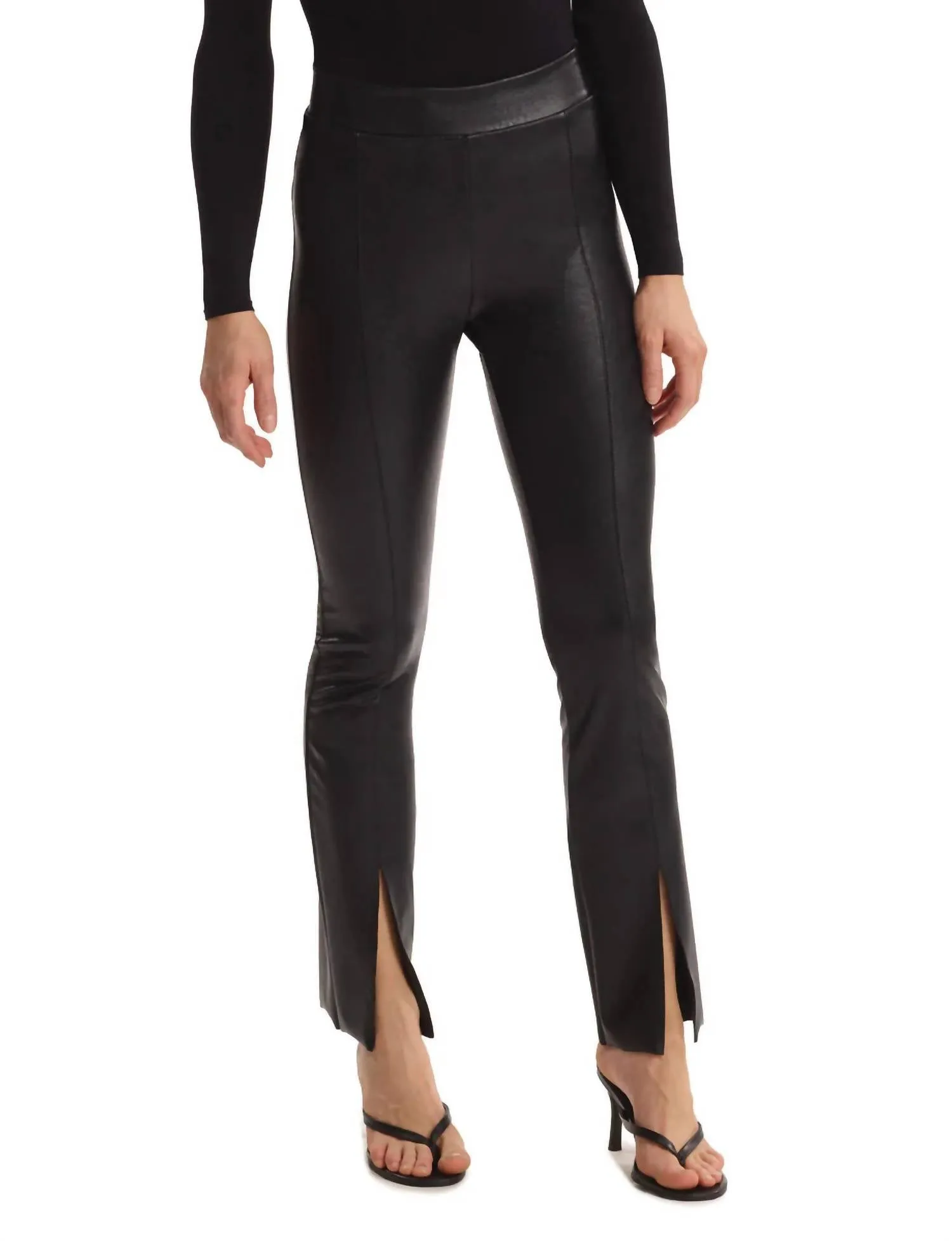 Kunstleder-Hose mit gespaltener Front in Schwarz