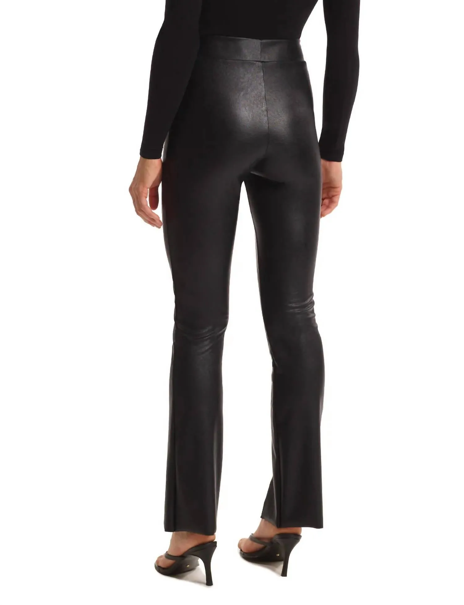 Kunstleder-Hose mit gespaltener Front in Schwarz