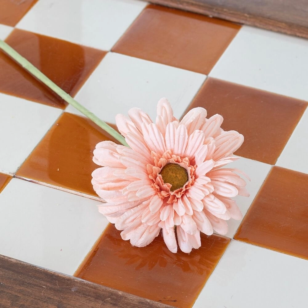Gerbera en papier abricot