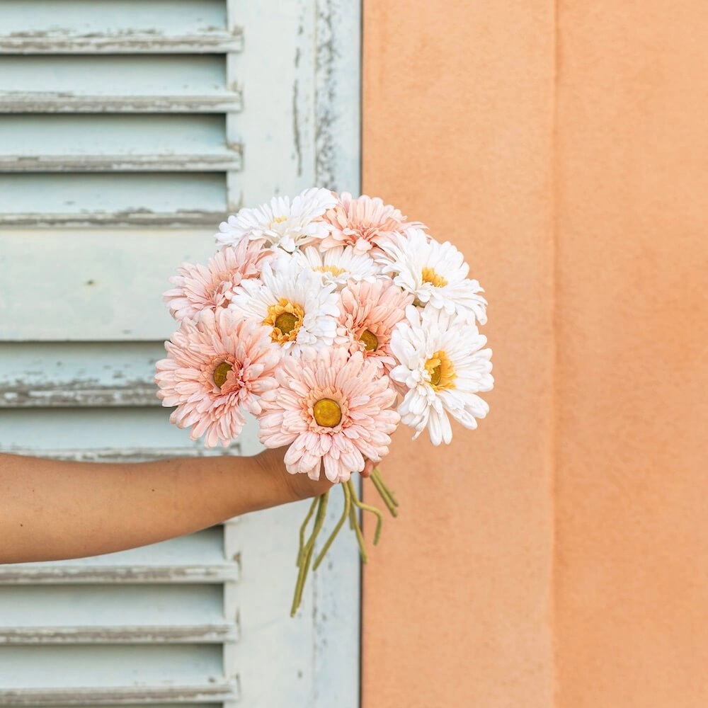 Gerbera en papier abricot