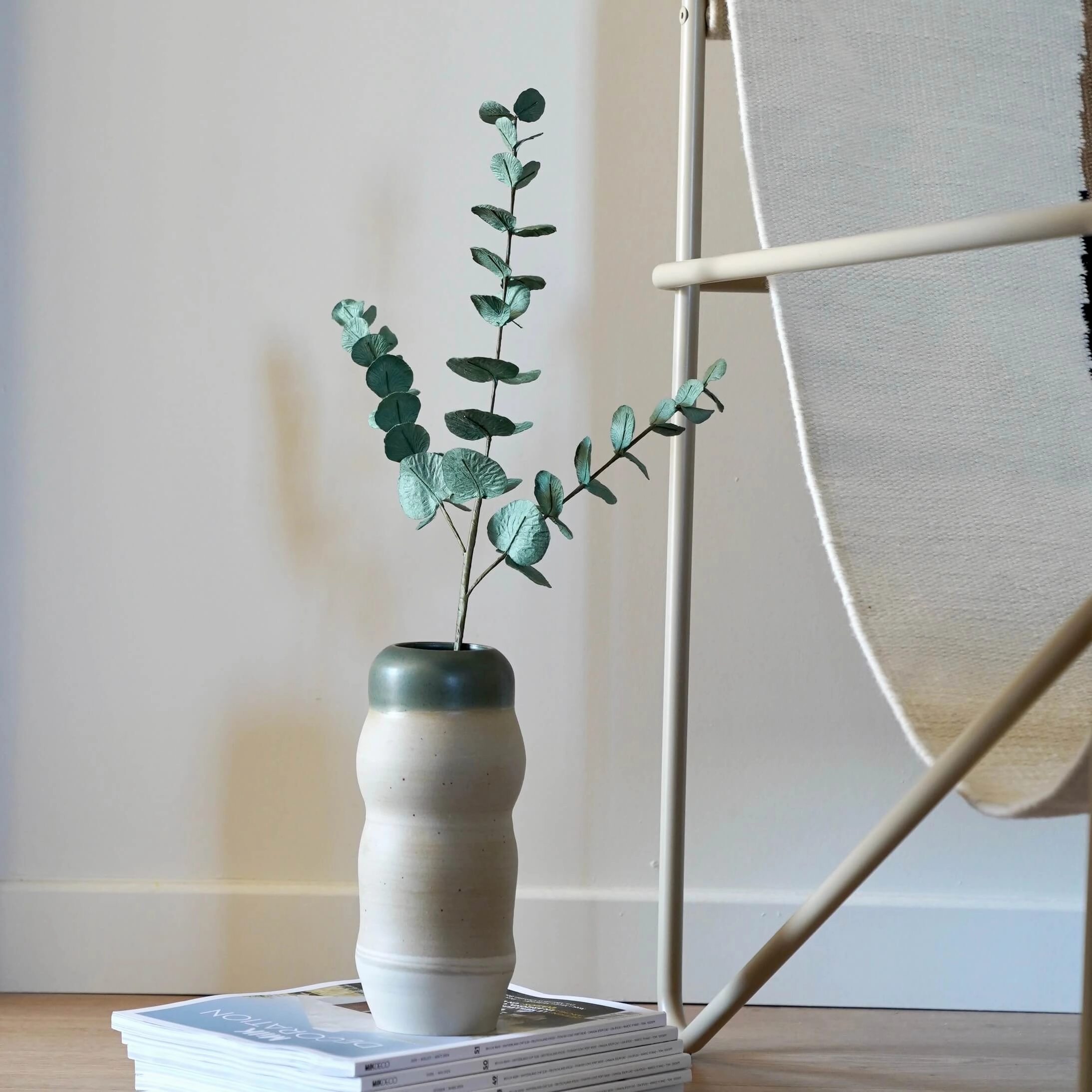 Grande branche d'eucalyptus en papier vert