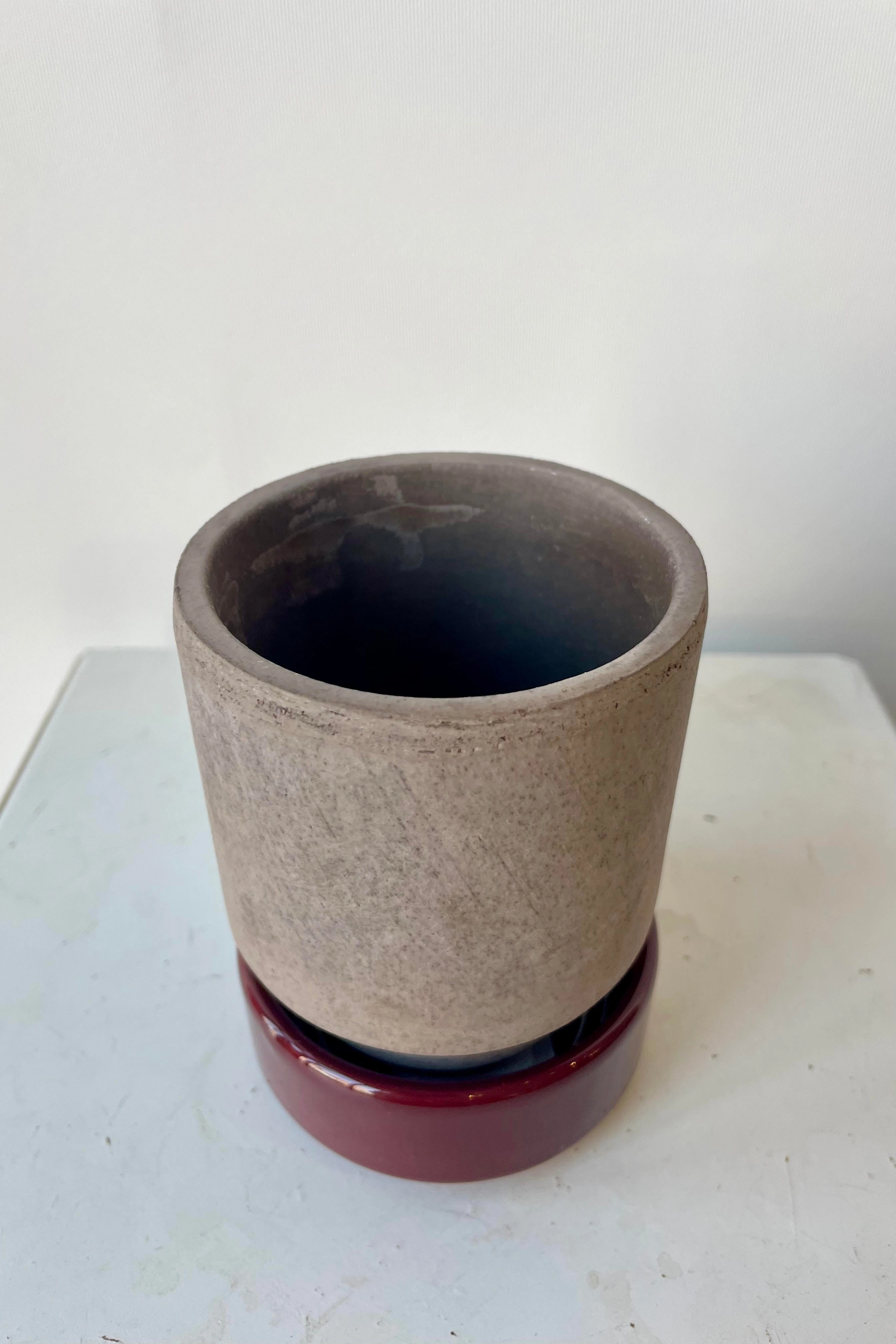 Hoff Pot & Saucer Grey & Burgundy 3.1