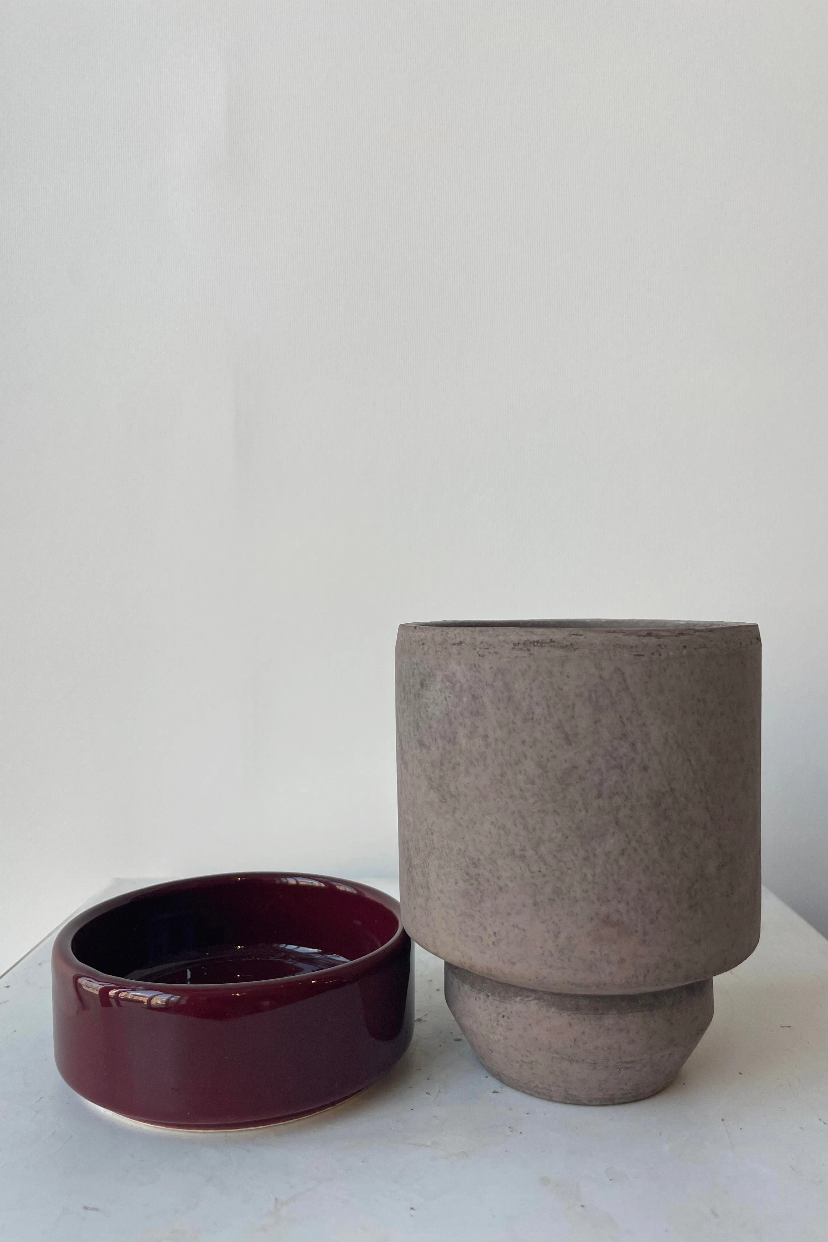 Hoff Pot & Saucer Grey & Burgundy 3.1