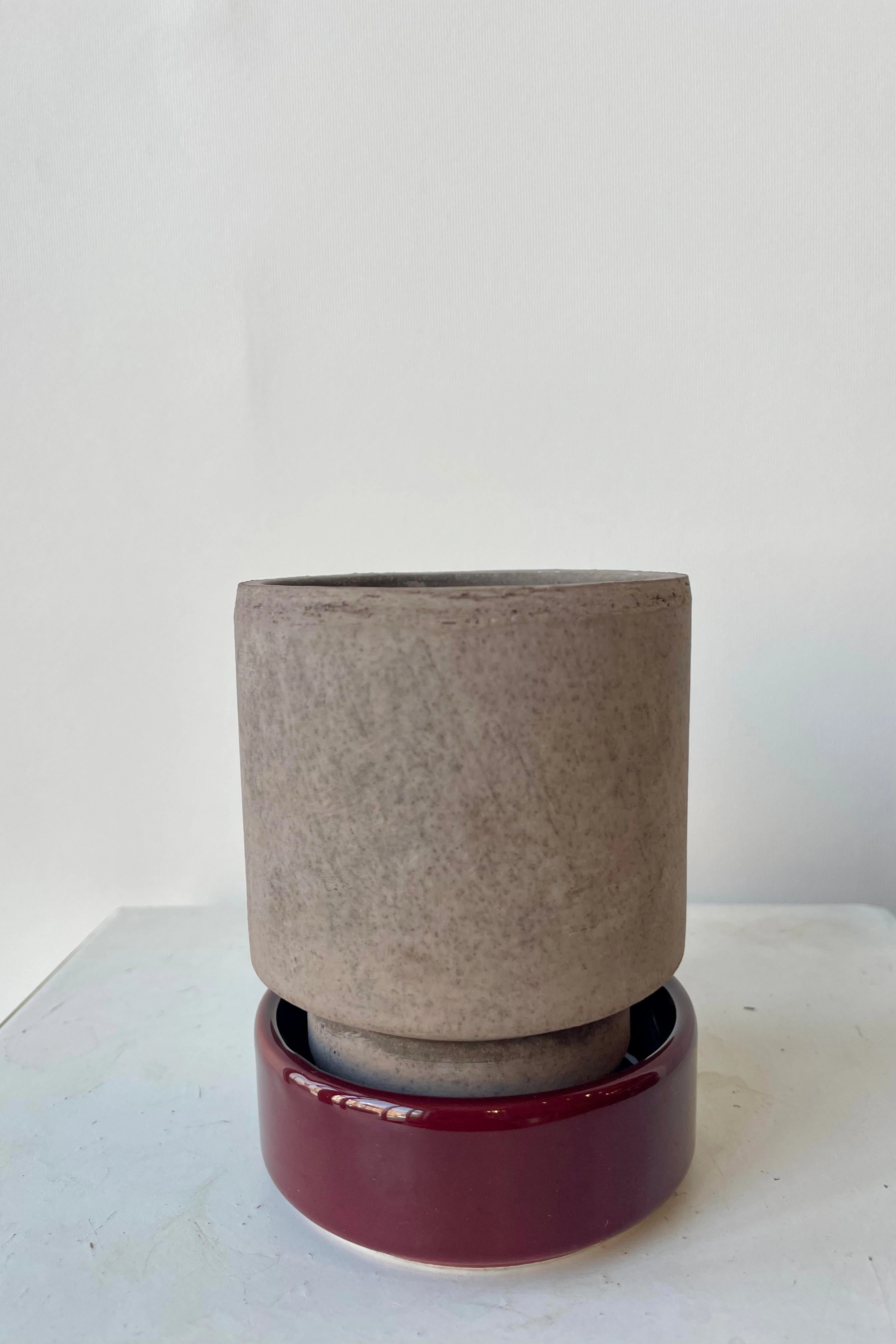 Hoff Pot & Saucer Grey & Burgundy 3.1