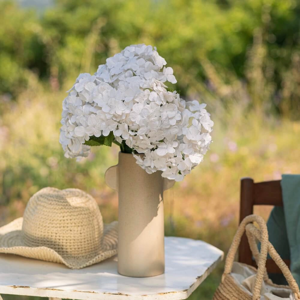 Hortensia en papier blanc