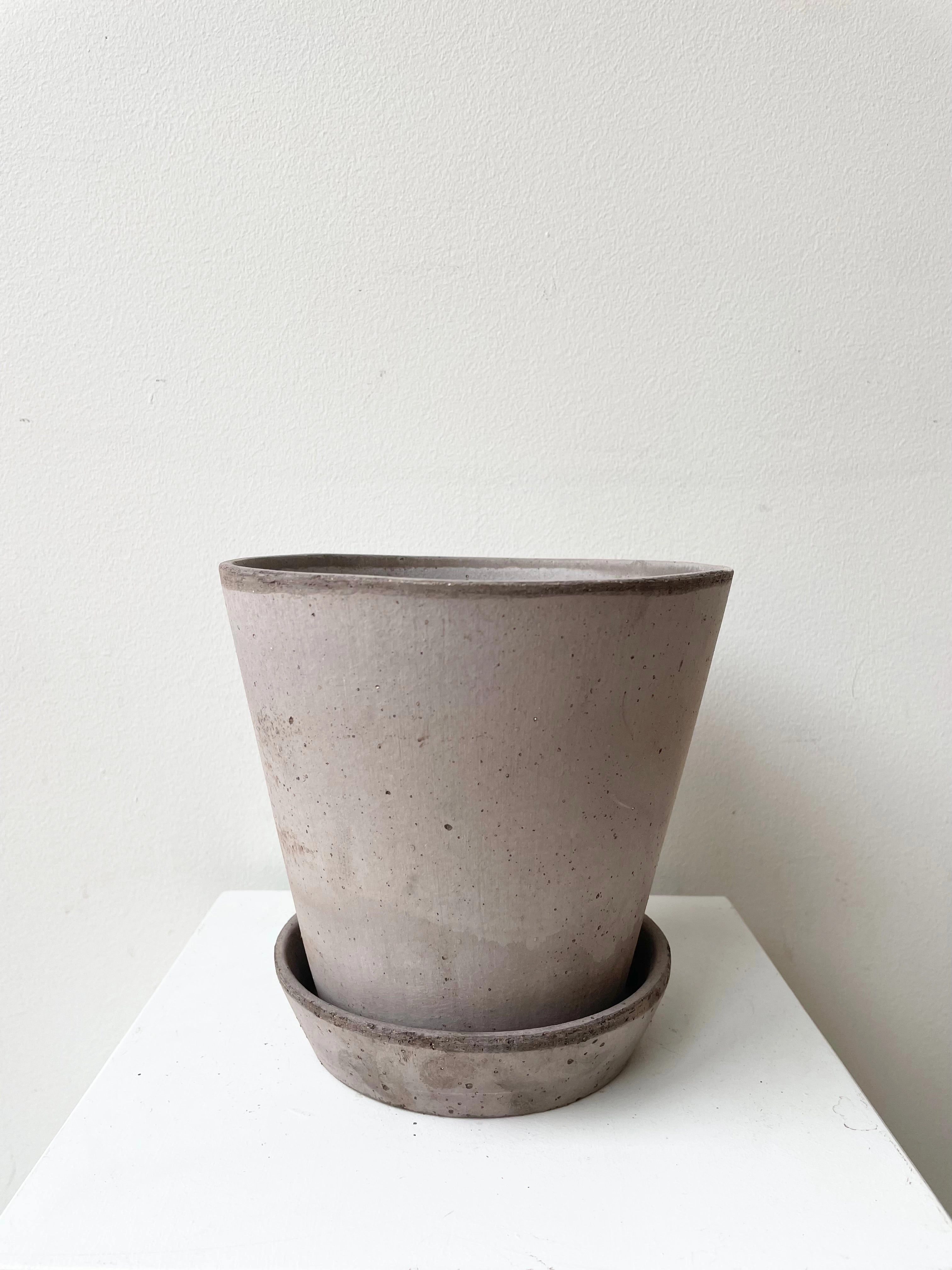 Julie Pot & Saucer Grey 6.7