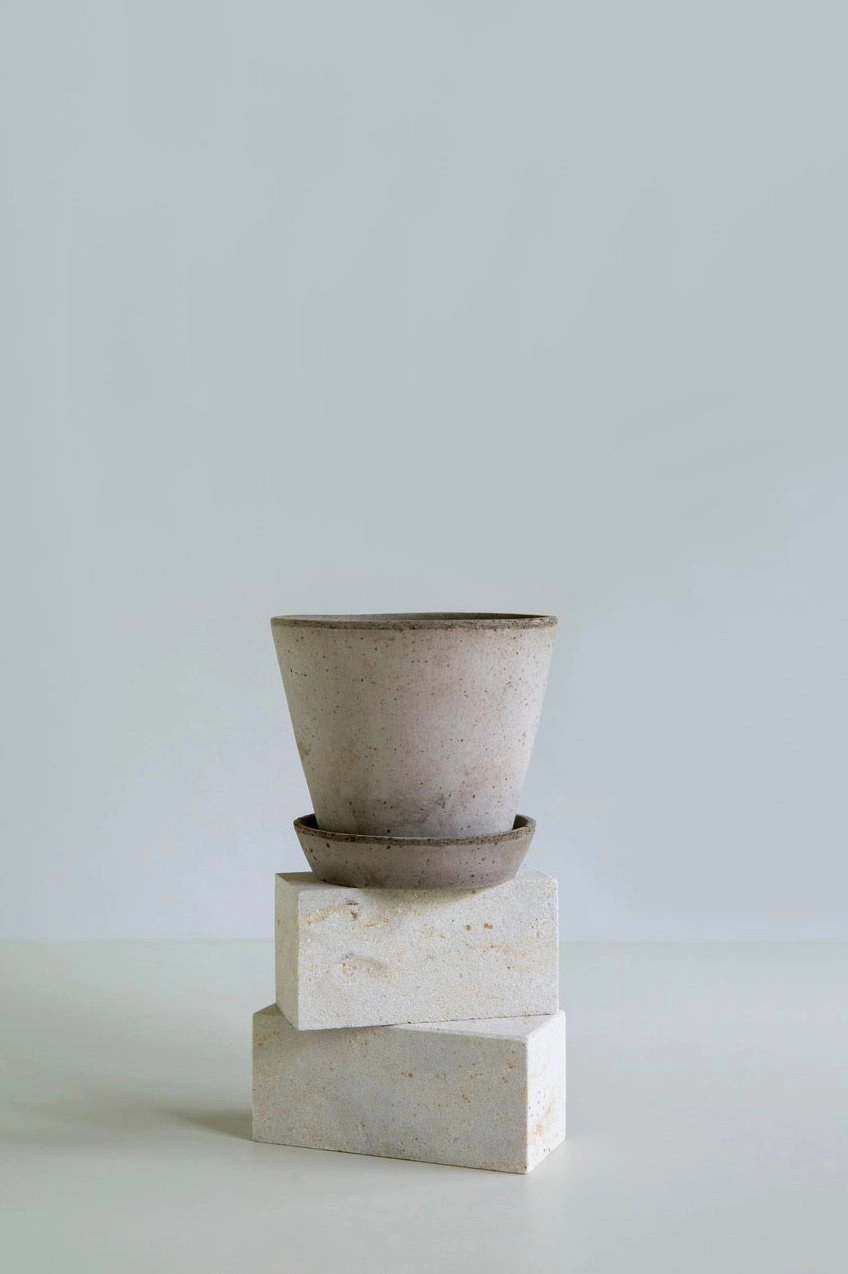 Julie Pot & Saucer Grey 9.8"