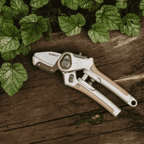 Kent & Stowe SureCut Hard Wood Lite Secateurs,garden field mower