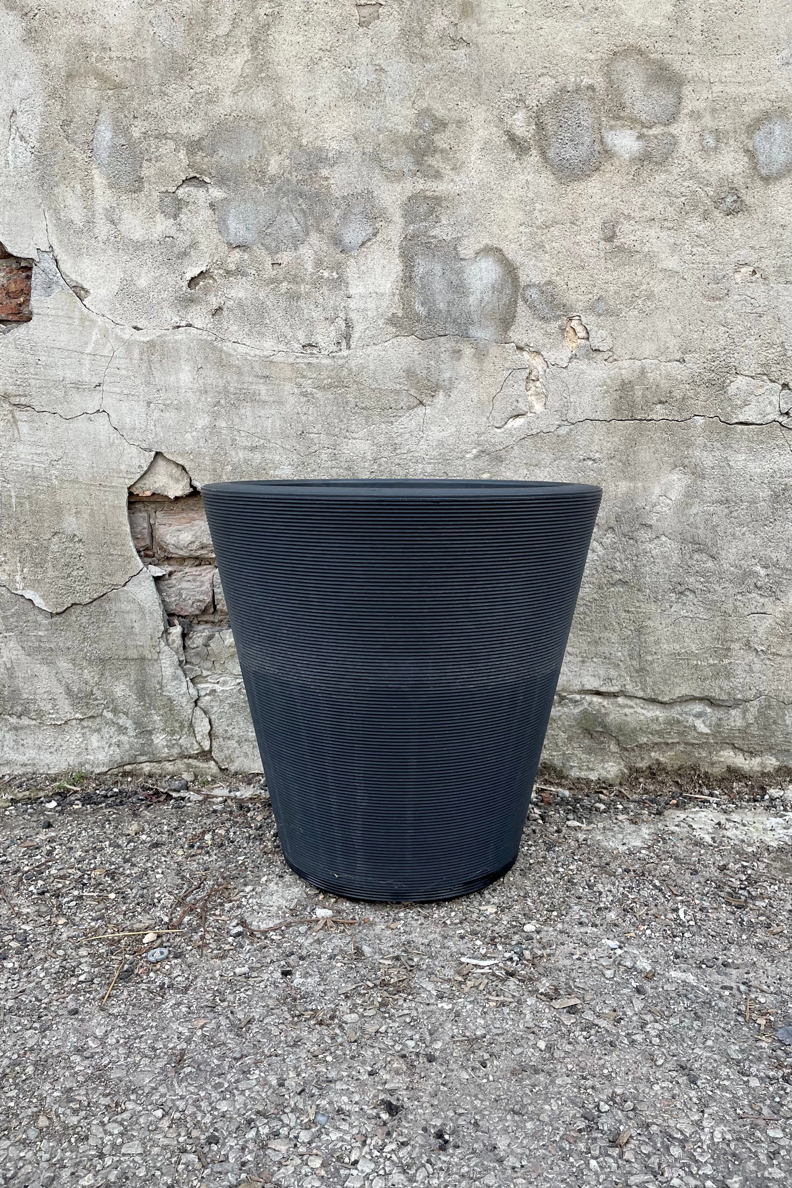 Madison Caviar Black 16",indoor flower container