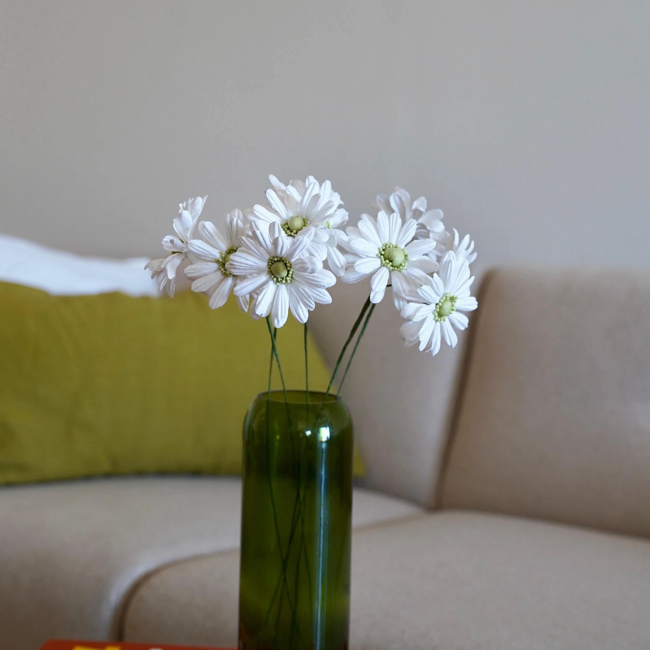 Marguerites en papier blanc