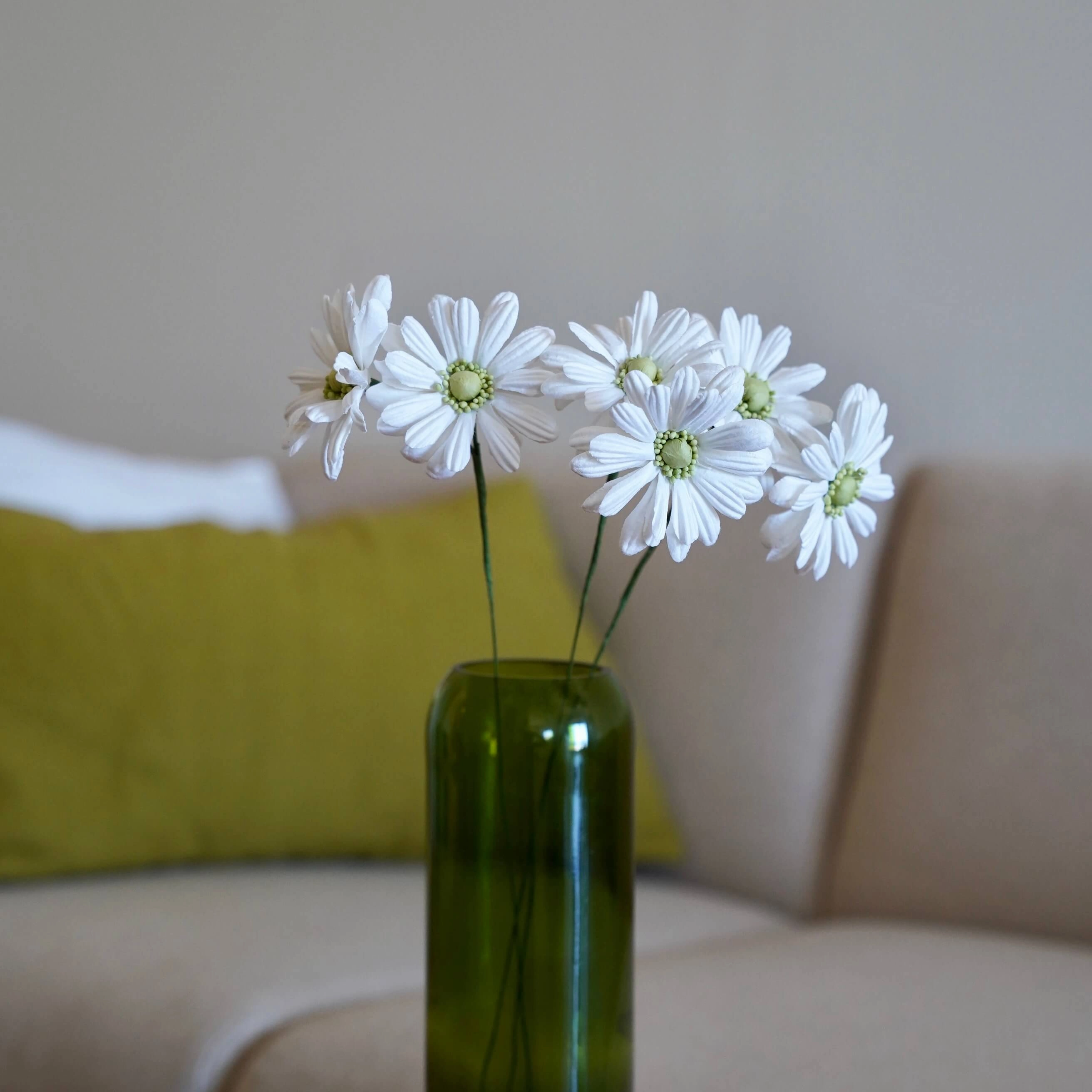 Marguerites en papier blanc