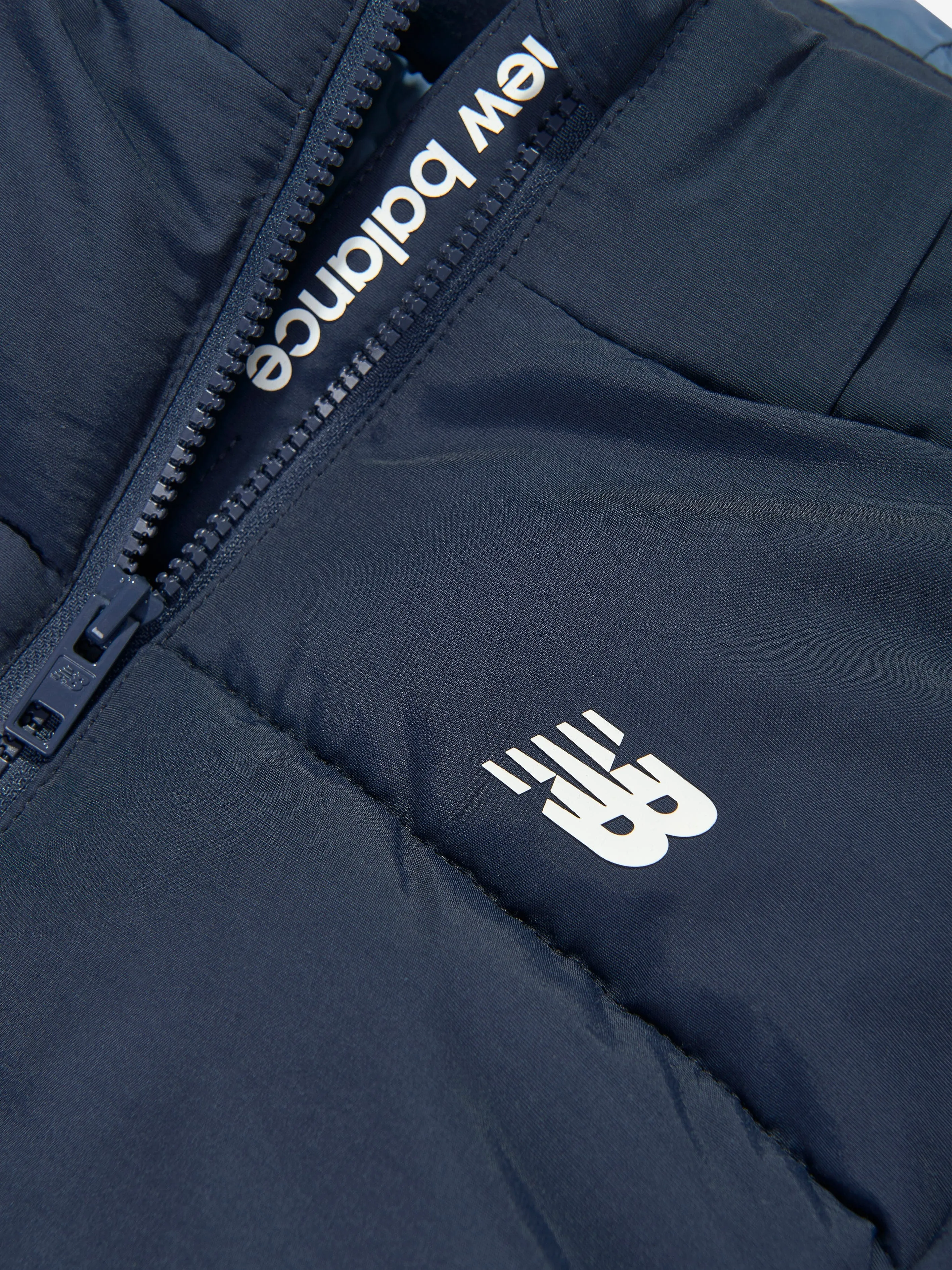 New Balance Jungen Logo Pufferjacke in Marineblau