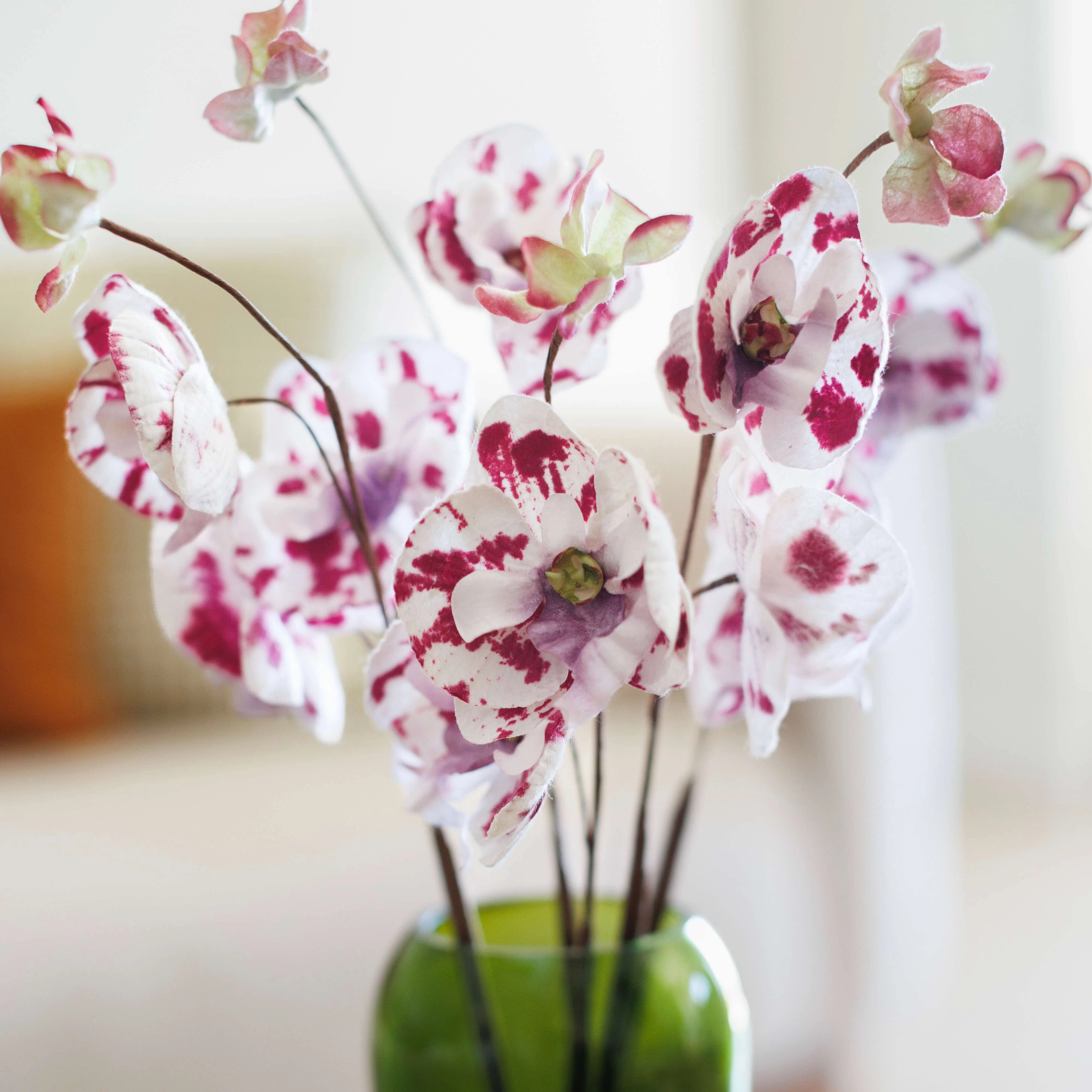 Orchide sauvage en papier bordeaux