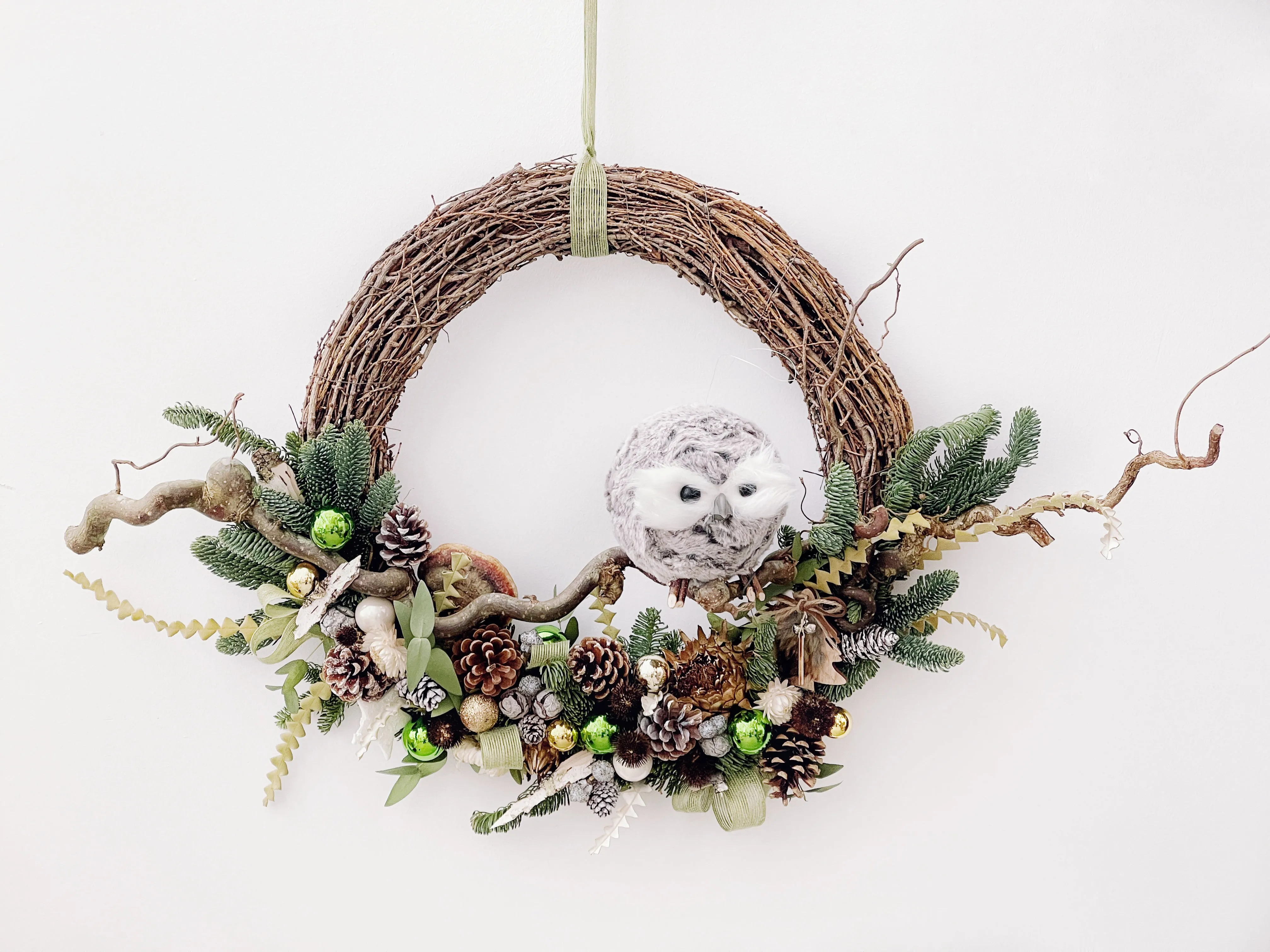 Owl Wreath,realistic flower bouquet 