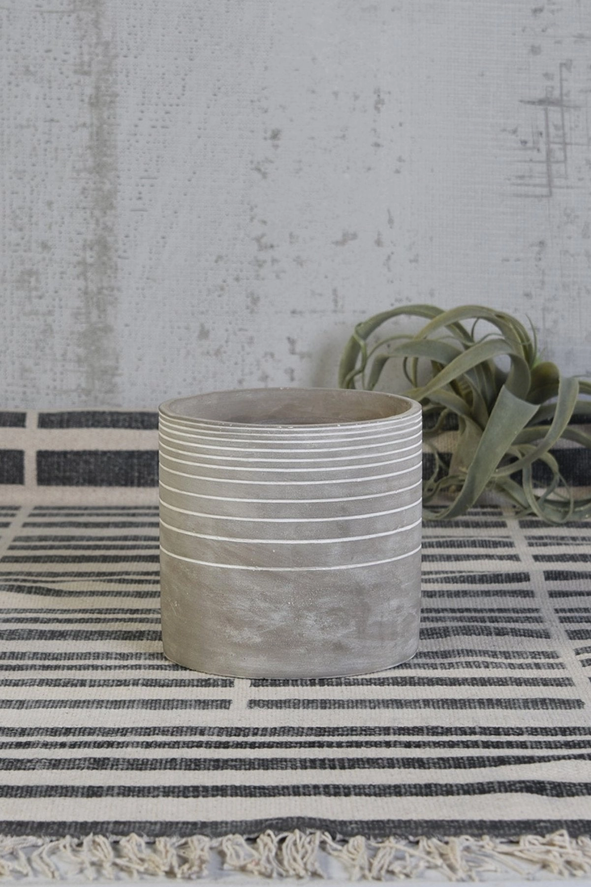 Paso Linear Cement Cachepot