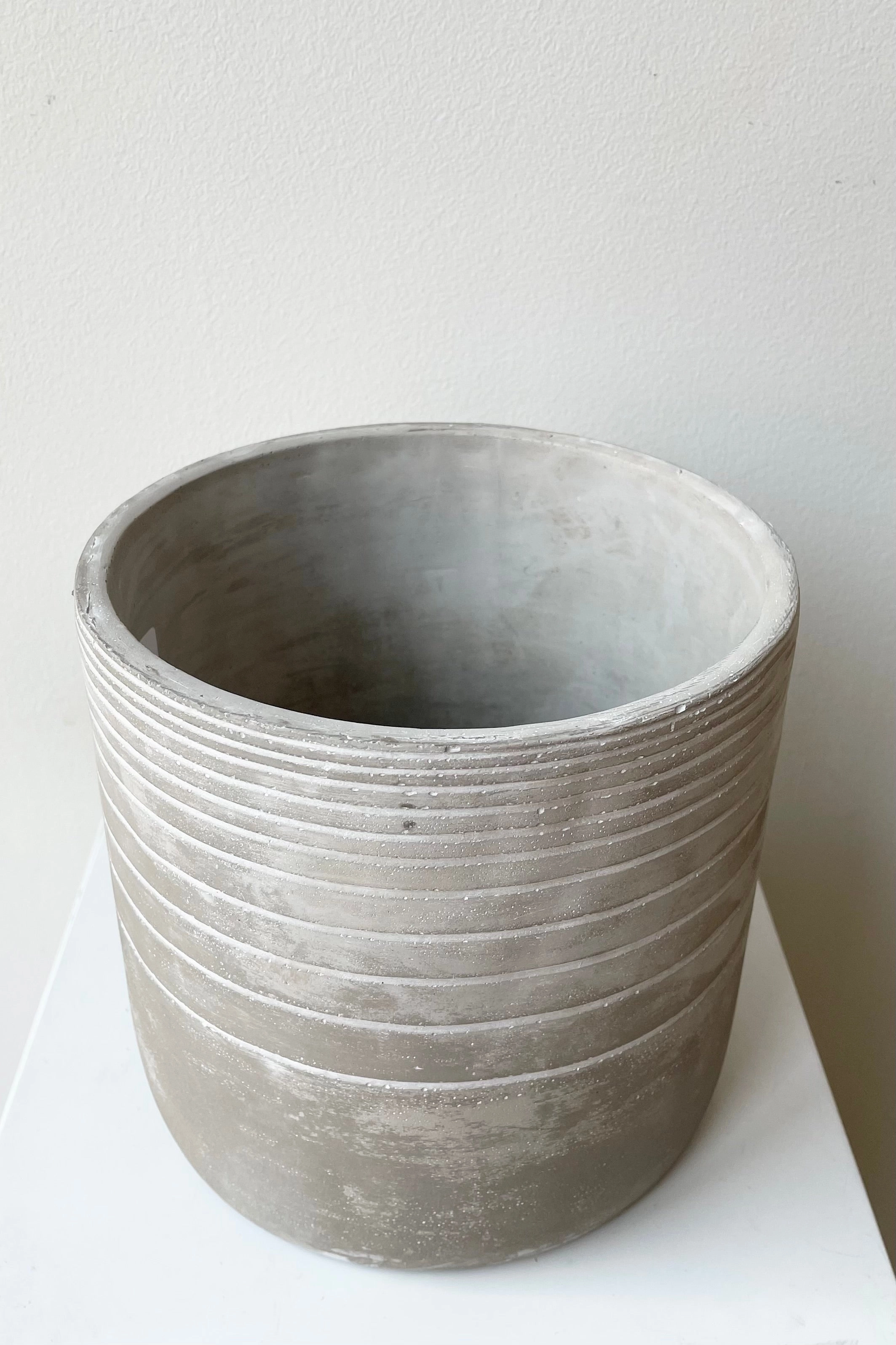 Paso Linear Cement Cachepot