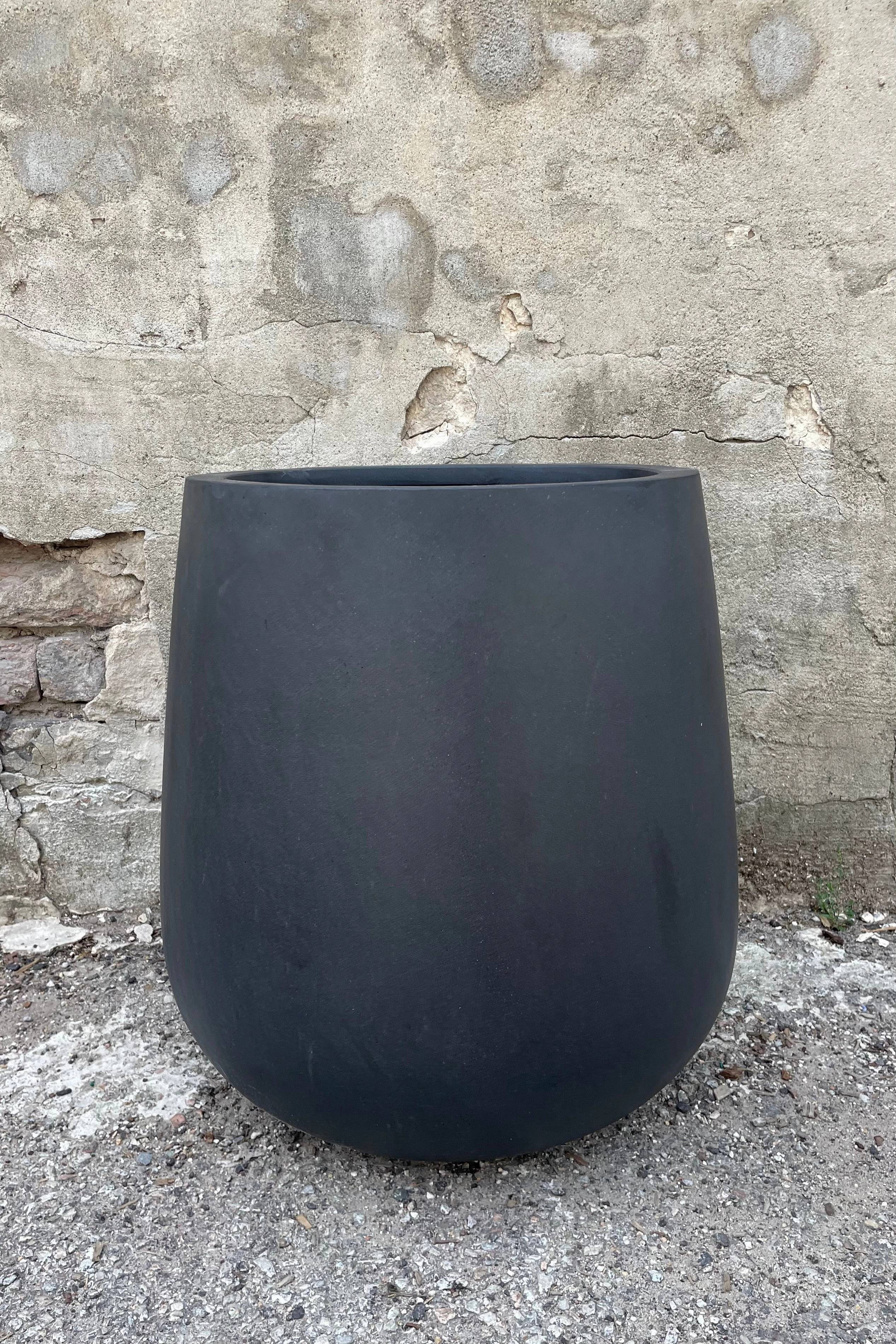 Pax Pot Fiberstone Black Medium,indoor flower container