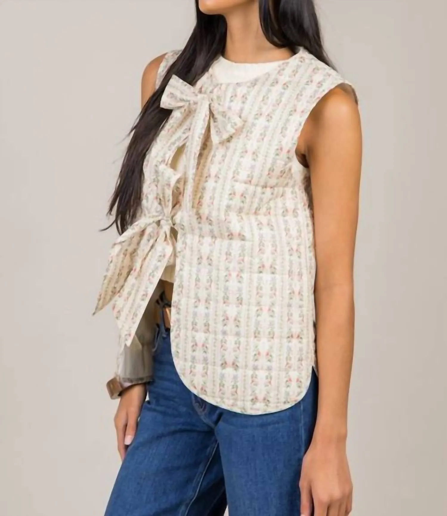 Gedrucktes Streifen-Quilt-Weste mit Schleifenband in Creme