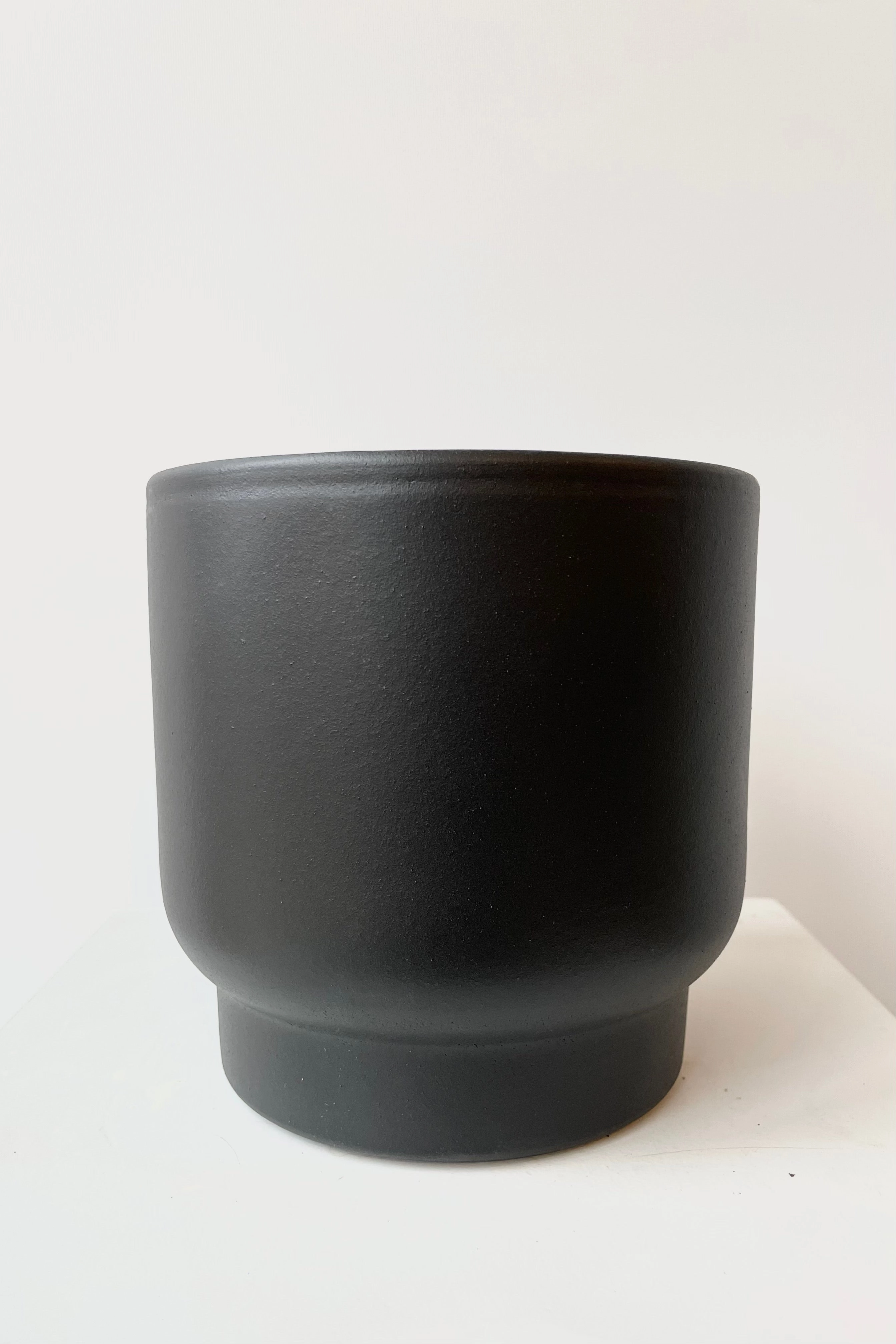 Riva Round Cachepot Black Small,indoor flower container