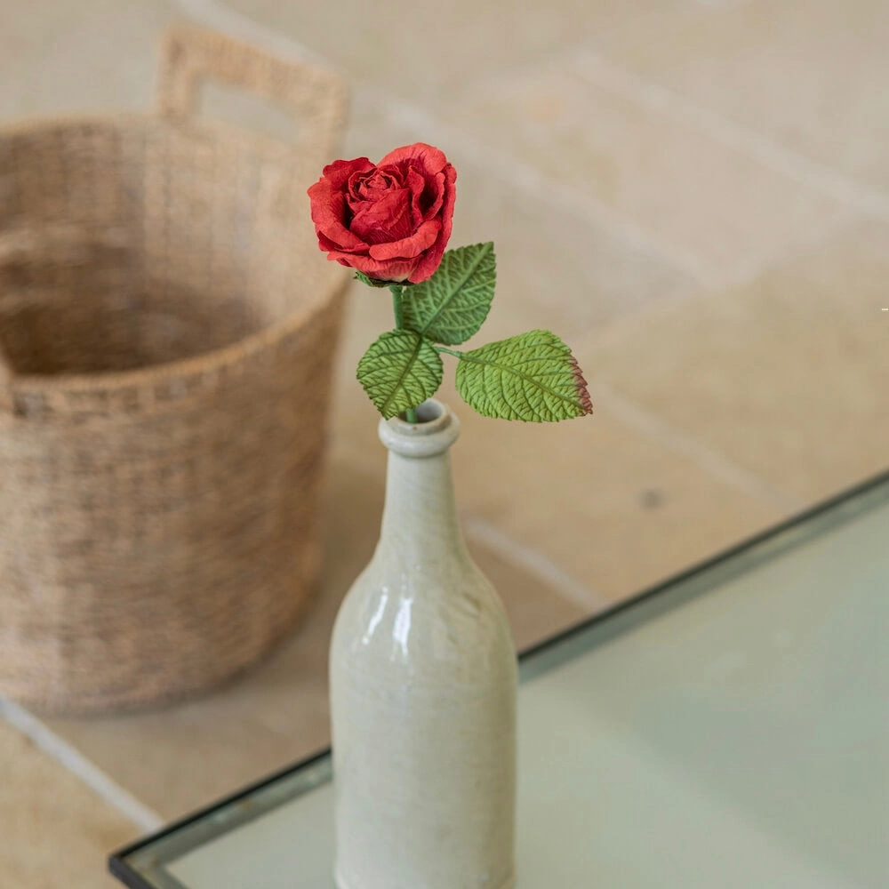 Rose rouge en papier