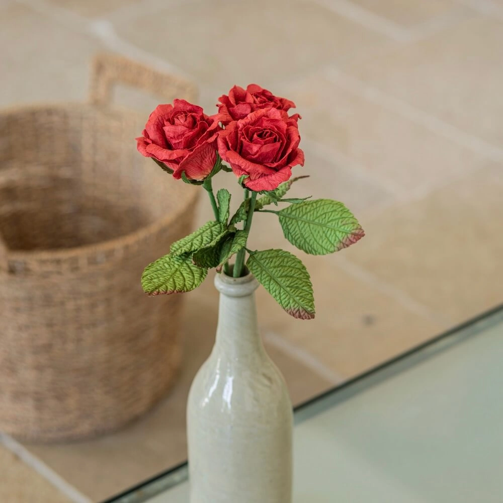 Rose rouge en papier